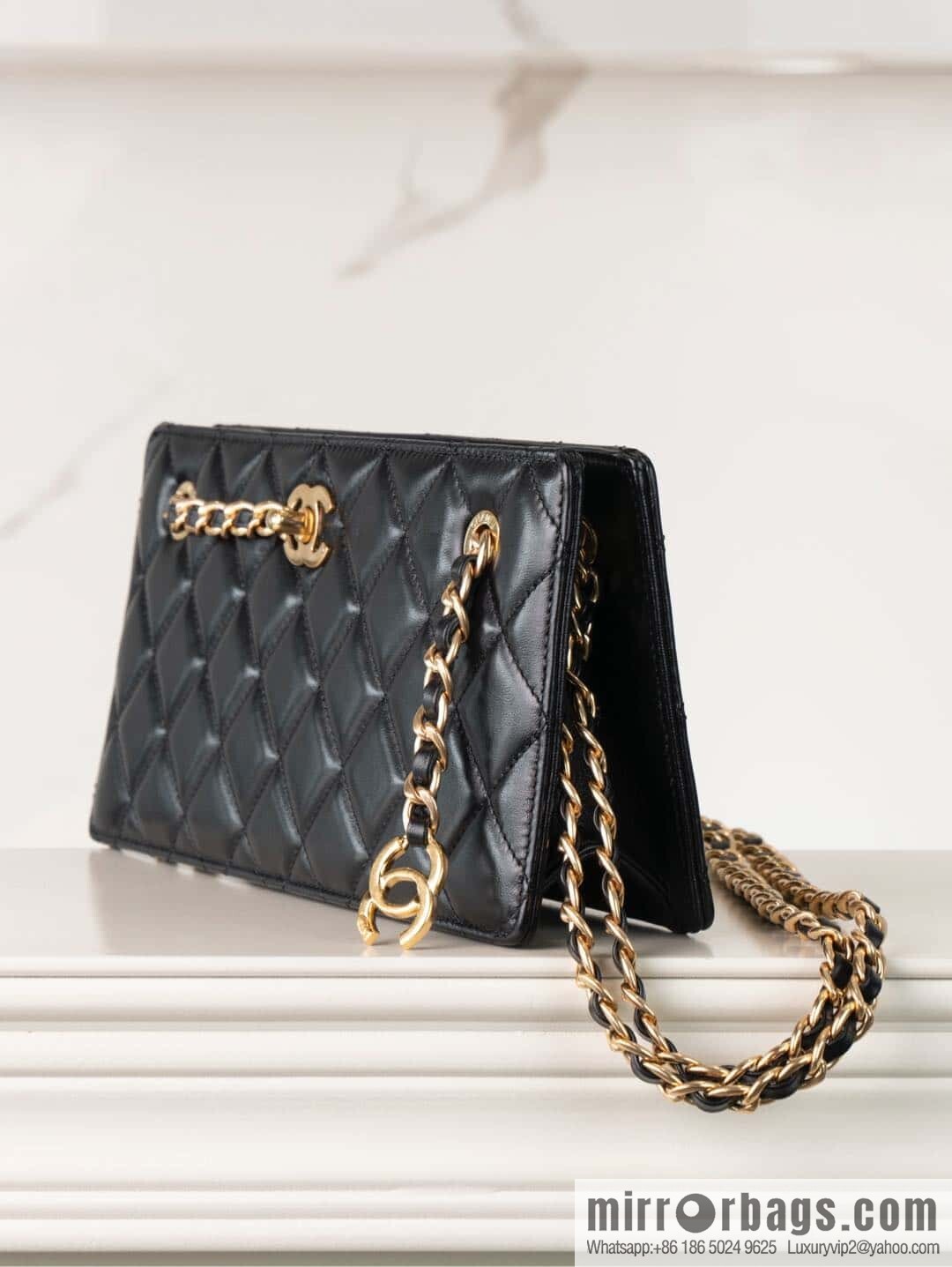 𝐂𝐡𝐚𝐧𝐞𝐥 𝟐𝟒𝐤 catwalk model, retro dinner bag, black 🖤 AS5203