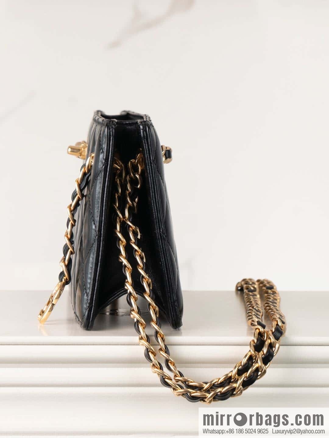 𝐂𝐡𝐚𝐧𝐞𝐥 𝟐𝟒𝐤 catwalk model, retro dinner bag, black 🖤 AS5203