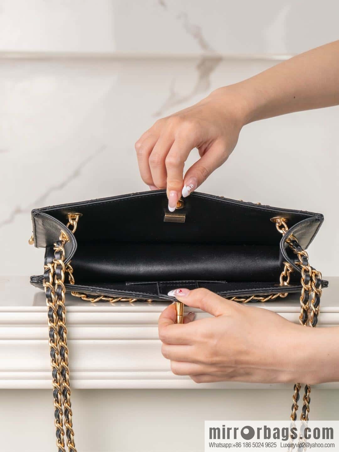 𝐂𝐡𝐚𝐧𝐞𝐥 𝟐𝟒𝐤 catwalk model, retro dinner bag, black 🖤 AS5203