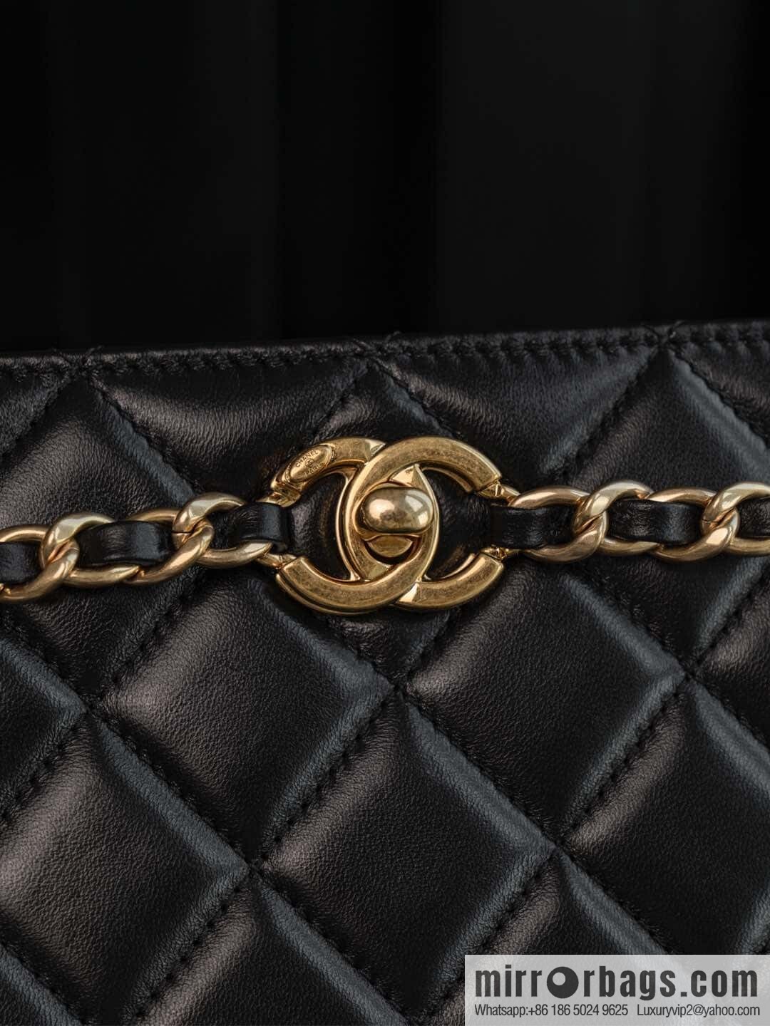 𝐂𝐡𝐚𝐧𝐞𝐥 𝟐𝟒𝐤 catwalk model, retro dinner bag, black 🖤 AS5203