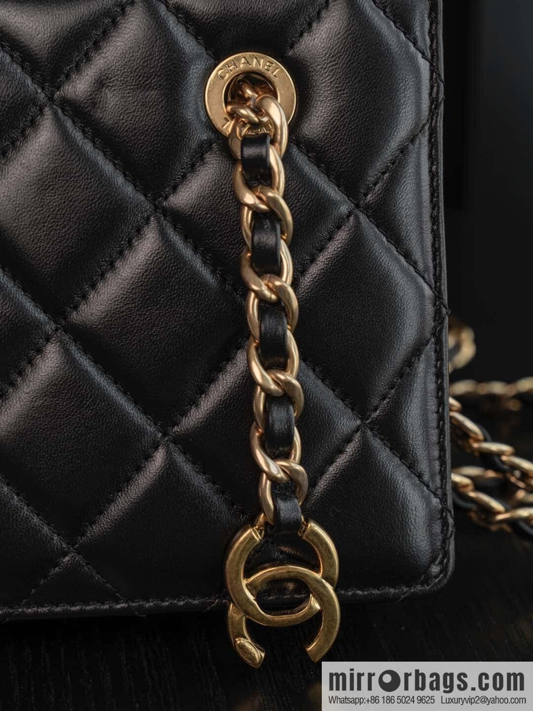 𝐂𝐡𝐚𝐧𝐞𝐥 𝟐𝟒𝐤 catwalk model, retro dinner bag, black 🖤 AS5203