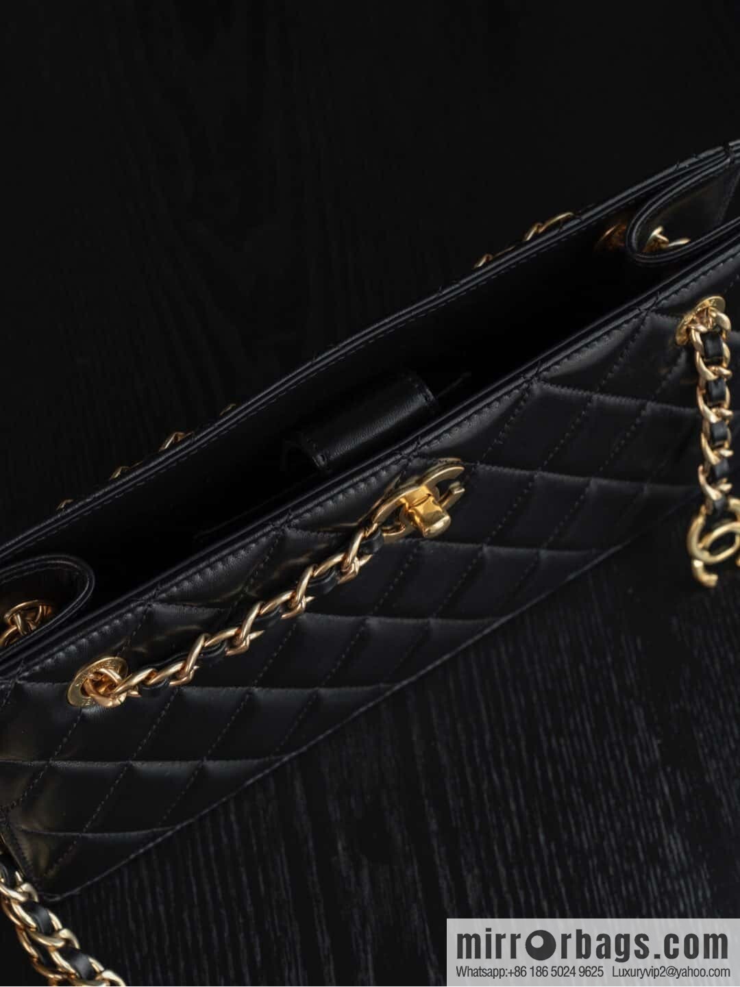 𝐂𝐡𝐚𝐧𝐞𝐥 𝟐𝟒𝐤 catwalk model, retro dinner bag, black 🖤 AS5203