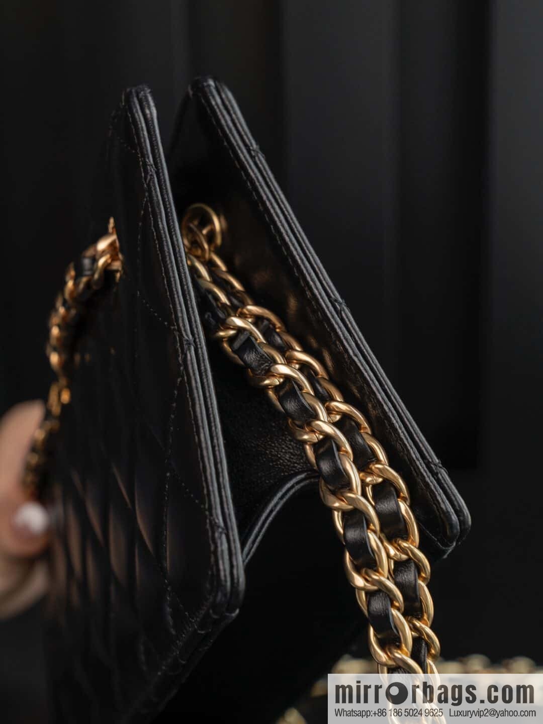 𝐂𝐡𝐚𝐧𝐞𝐥 𝟐𝟒𝐤 catwalk model, retro dinner bag, black 🖤 AS5203