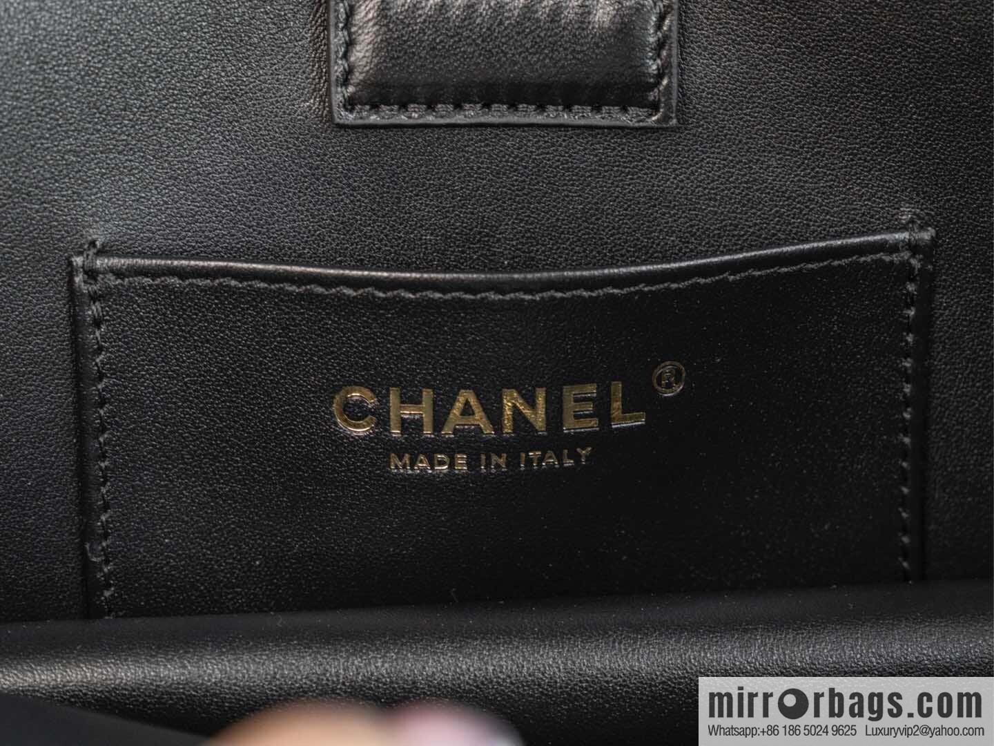 𝐂𝐡𝐚𝐧𝐞𝐥 𝟐𝟒𝐤 catwalk model, retro dinner bag, black 🖤 AS5203