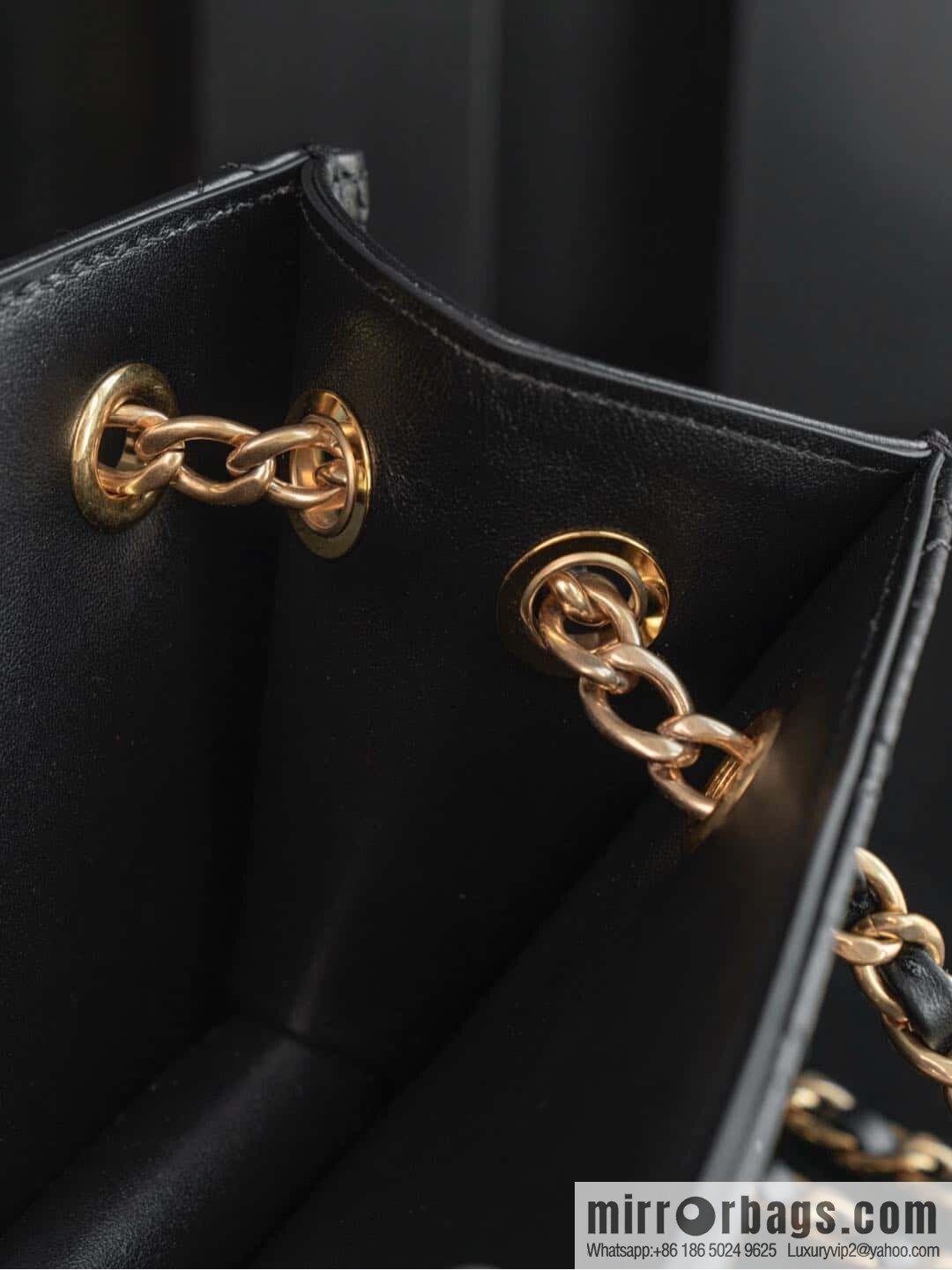 𝐂𝐡𝐚𝐧𝐞𝐥 𝟐𝟒𝐤 catwalk model, retro dinner bag, black 🖤 AS5203