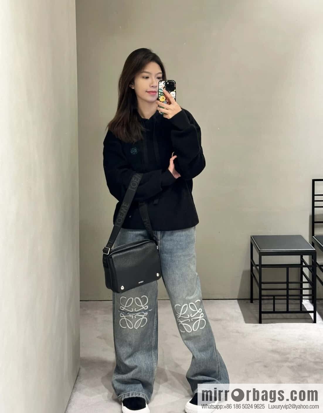 LOEWE Latest | Pebble Messenger Bag 0522 Black