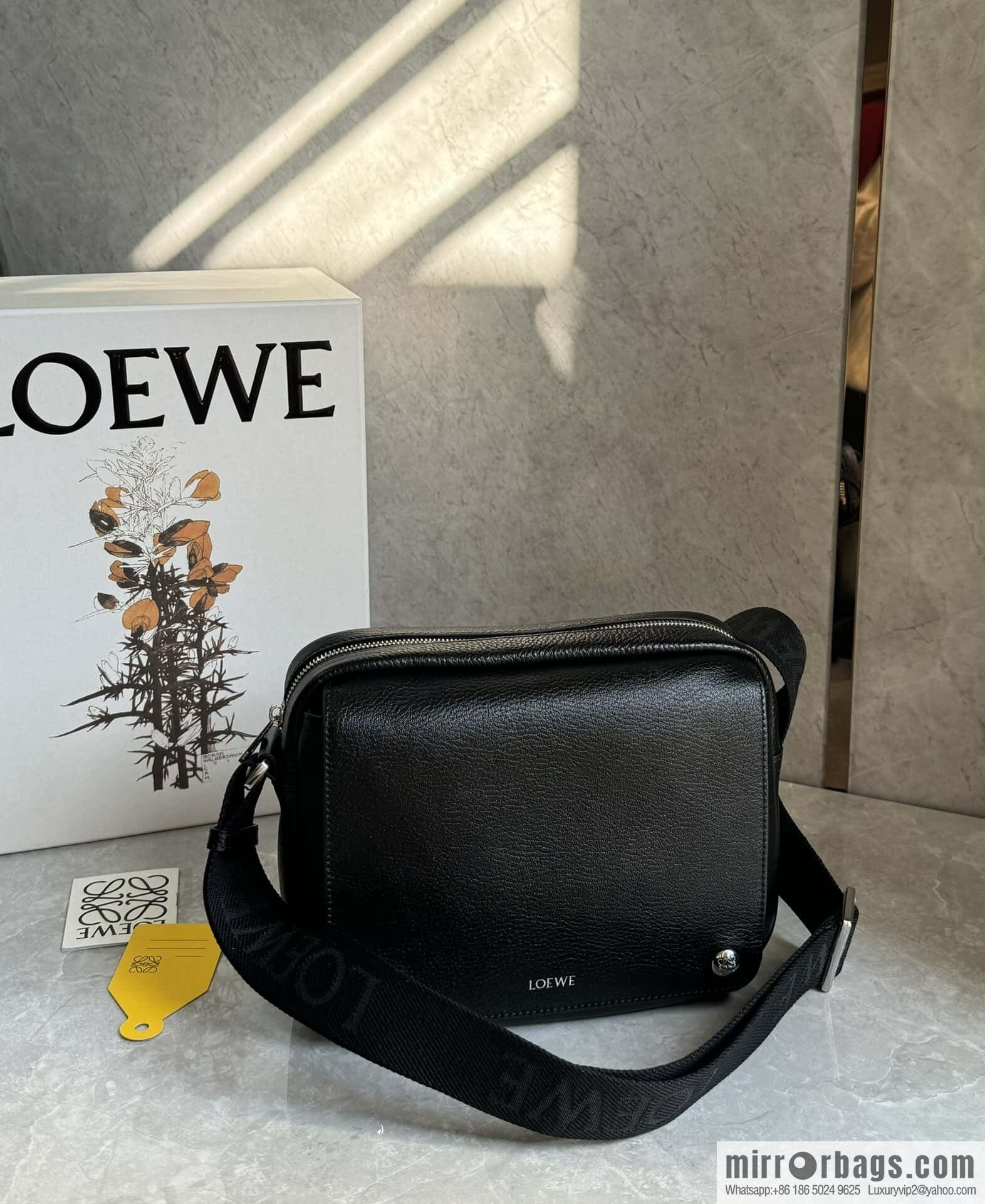 LOEWE Latest | Pebble Messenger Bag 0522 Black