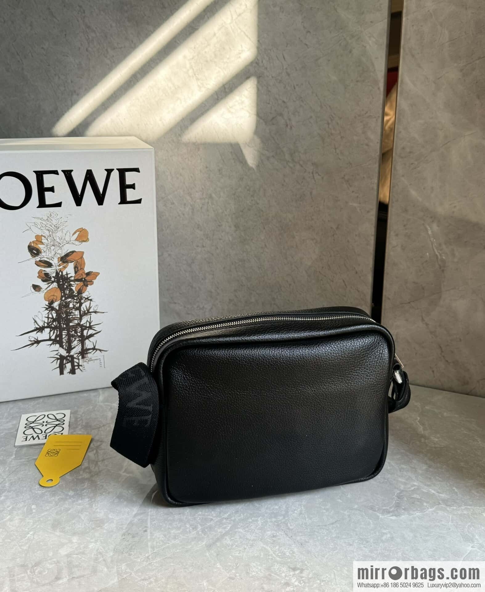 LOEWE Latest | Pebble Messenger Bag 0522 Black