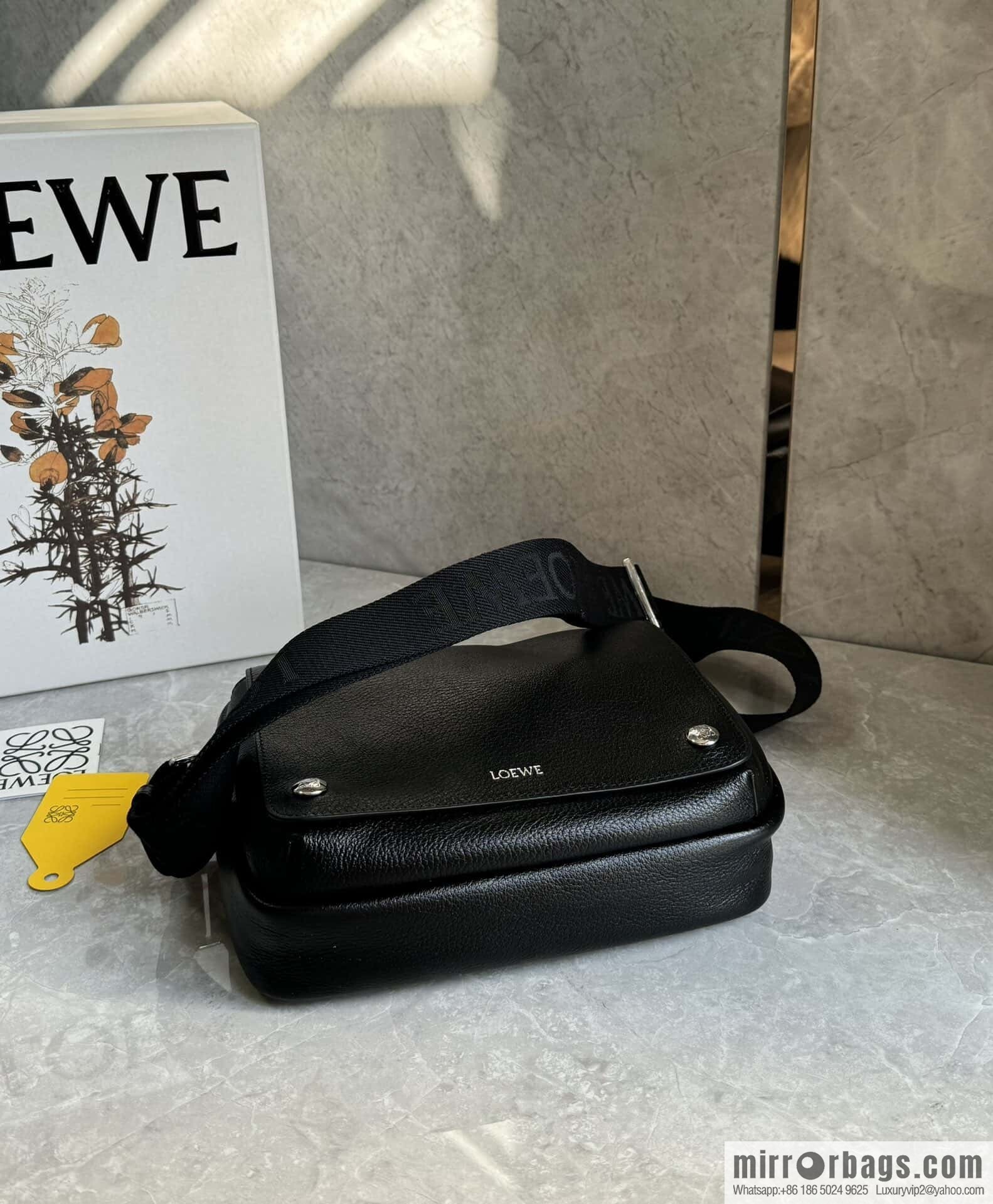 LOEWE Latest | Pebble Messenger Bag 0522 Black