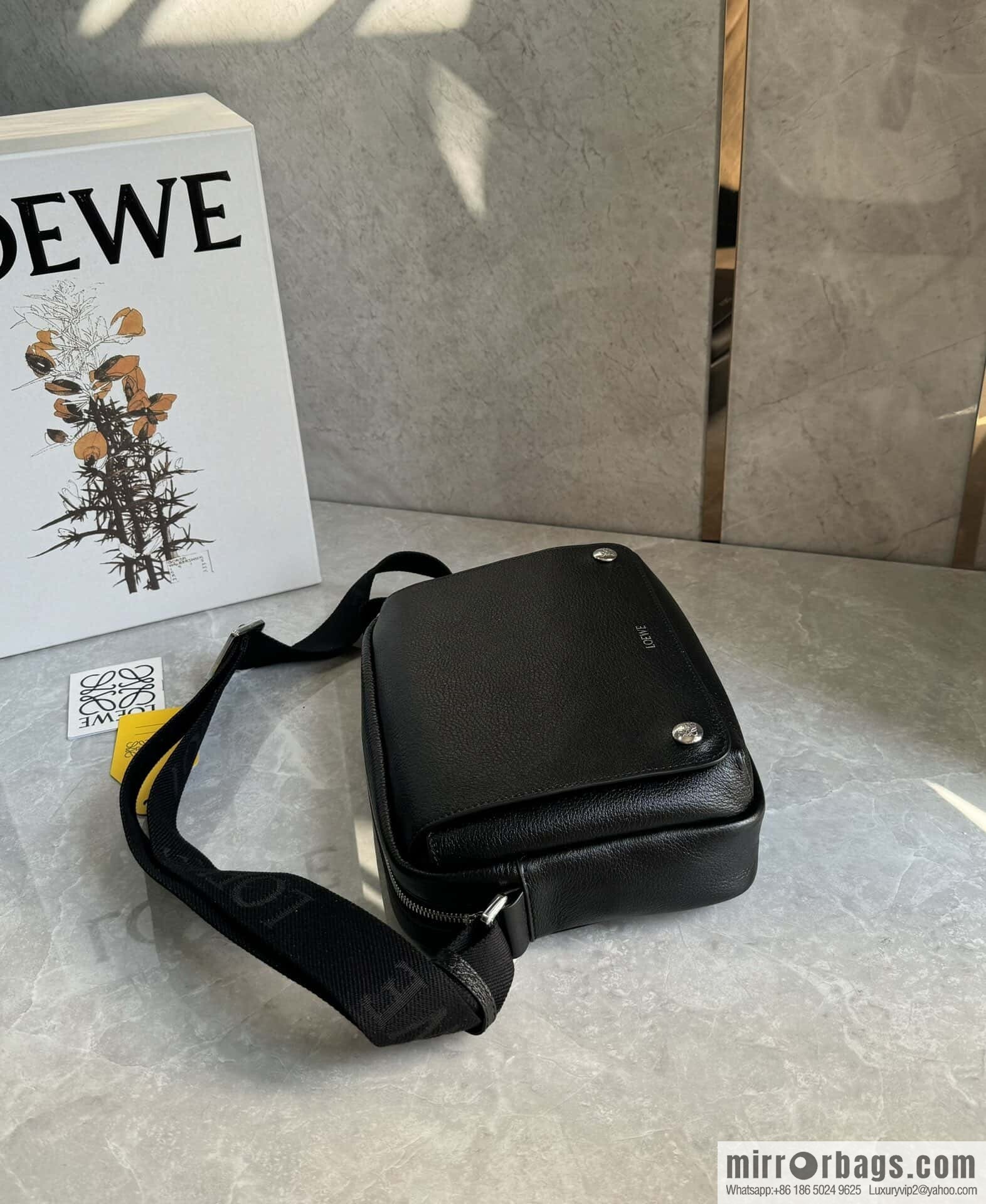 LOEWE Latest | Pebble Messenger Bag 0522 Black