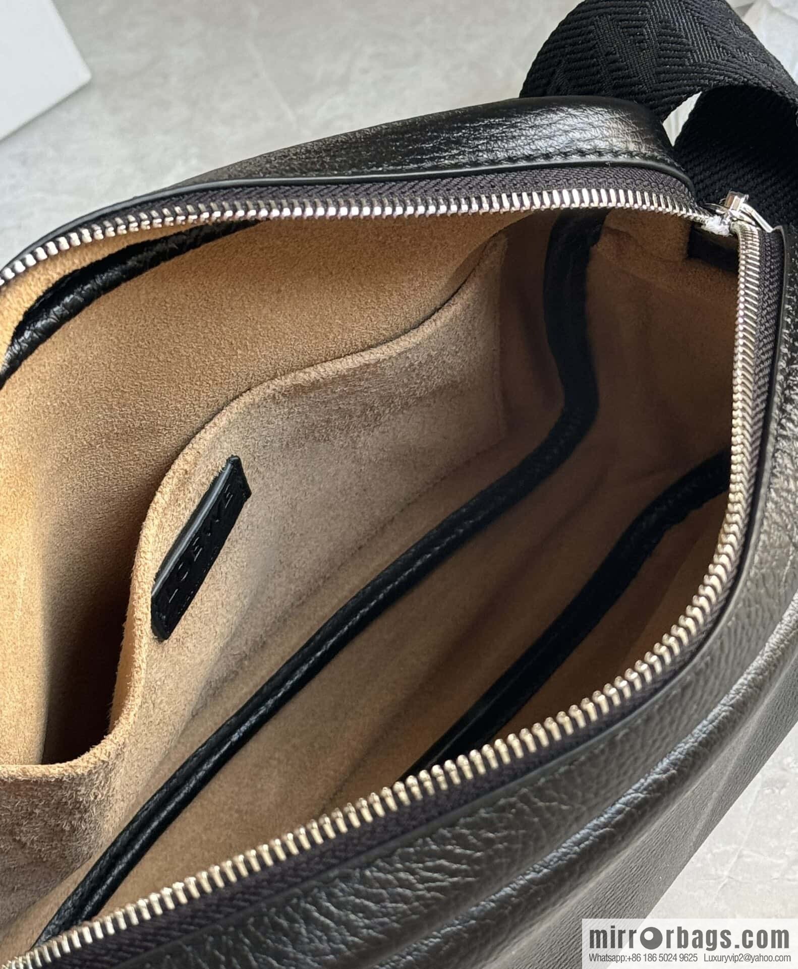 LOEWE Latest | Pebble Messenger Bag 0522 Black