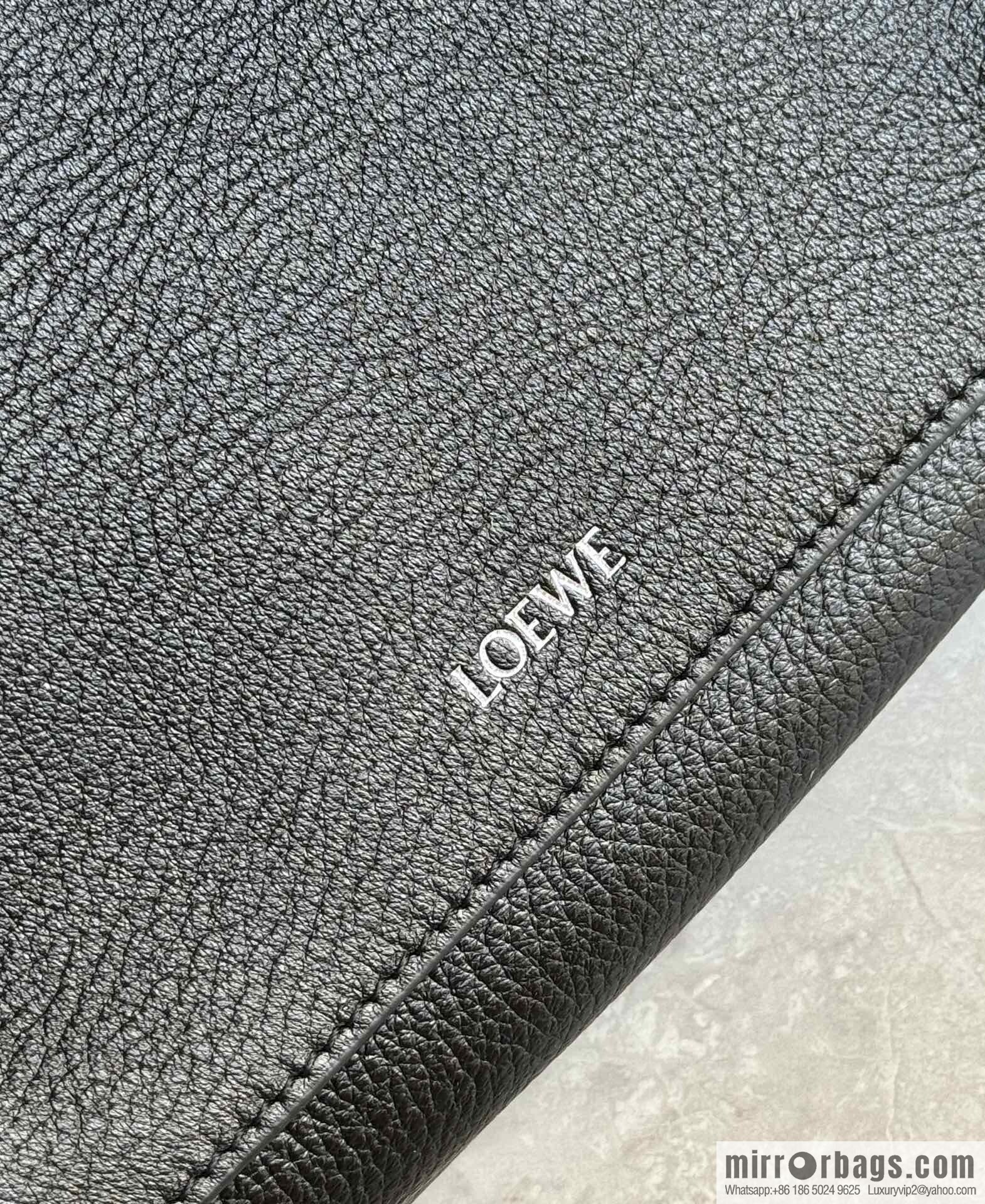 LOEWE Latest | Pebble Messenger Bag 0522 Black