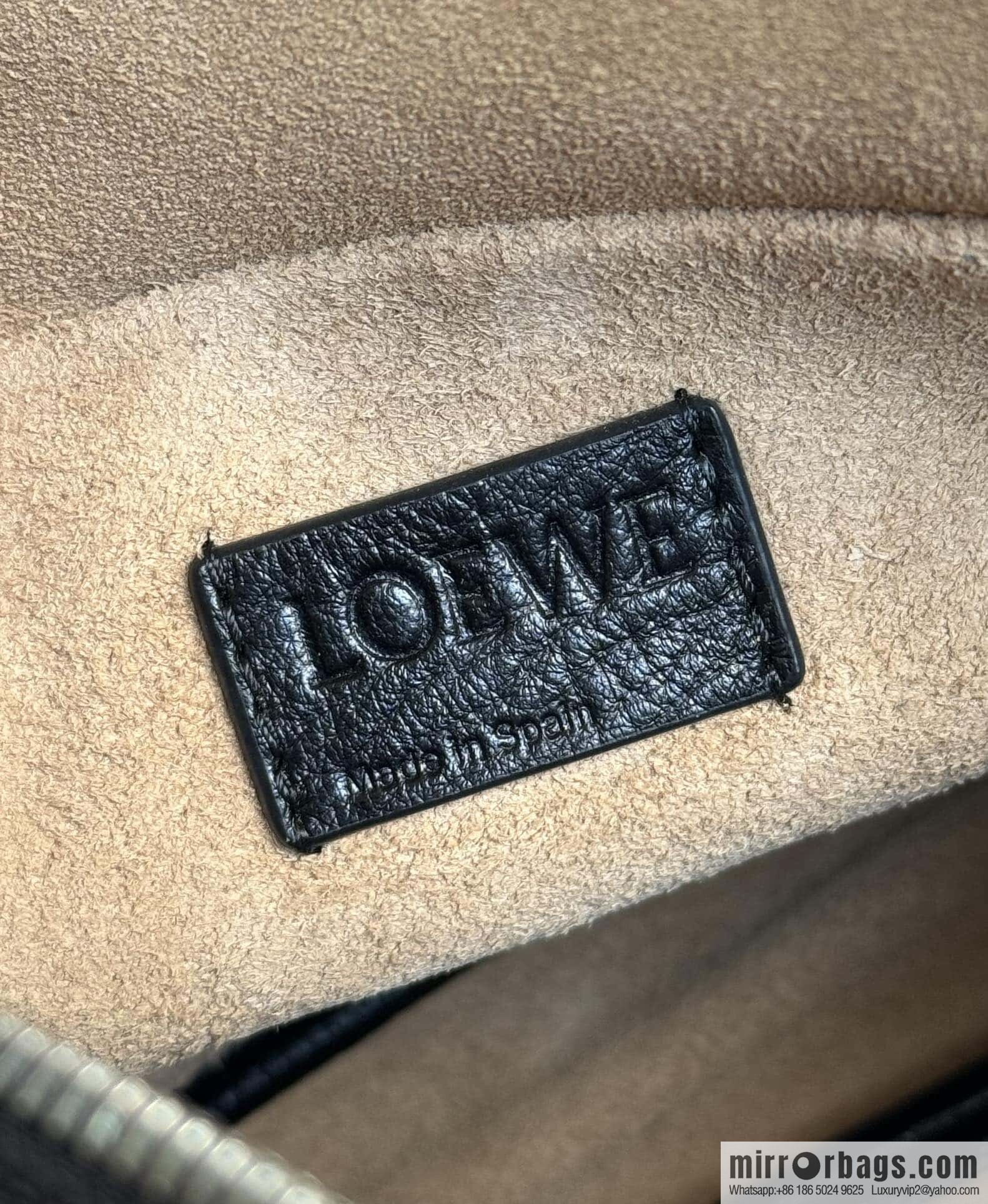 LOEWE Latest | Pebble Messenger Bag 0522 Black