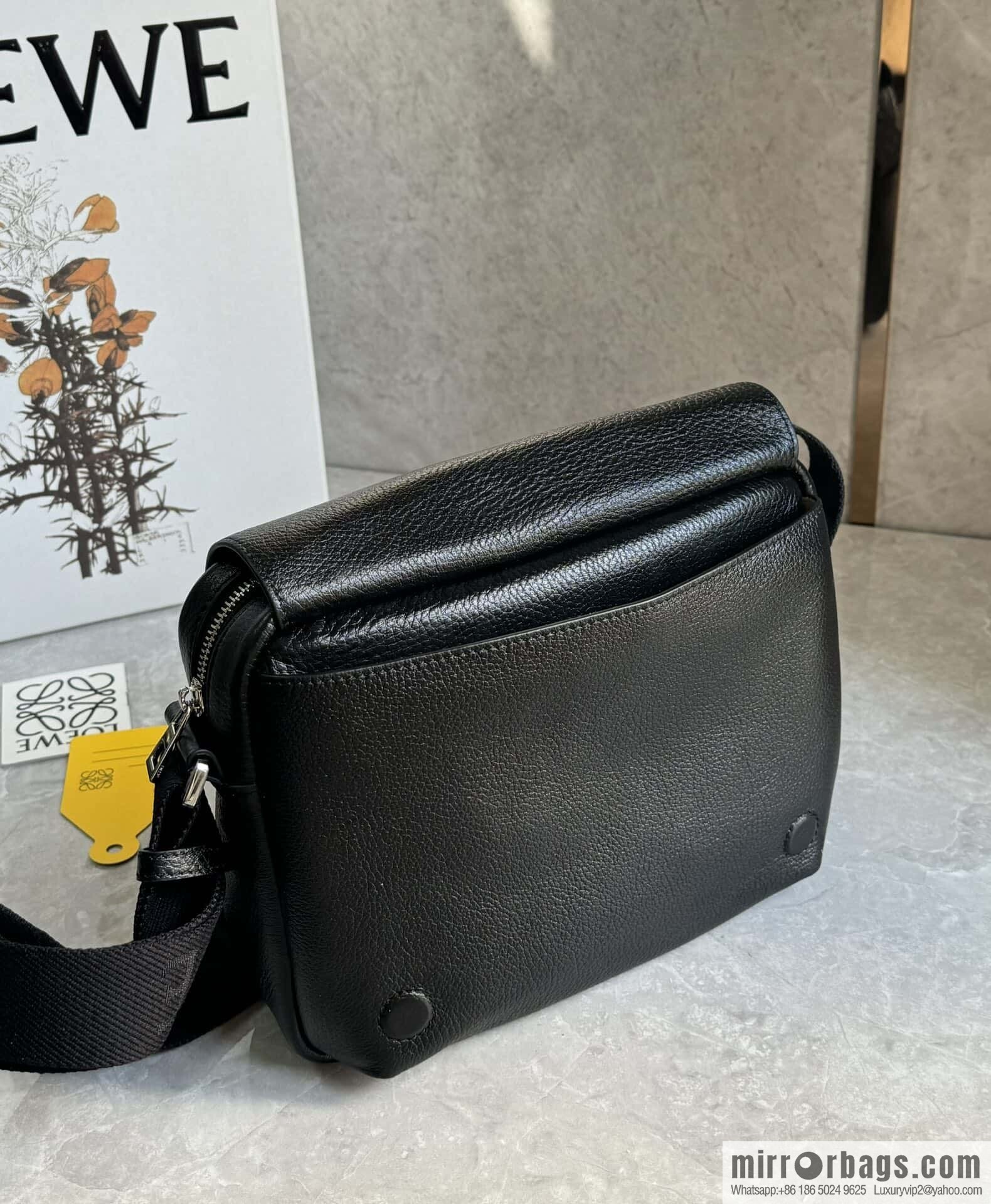 LOEWE Latest | Pebble Messenger Bag 0522 Black