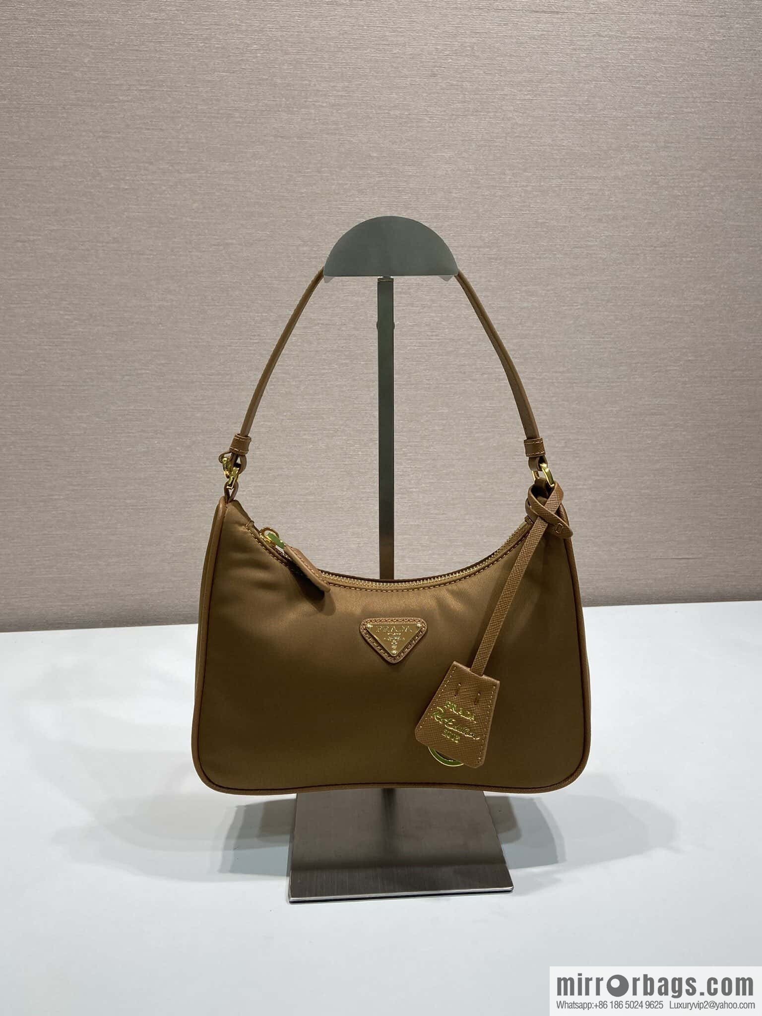 PRADA 🎉 Hobo 🎉 1N 204 M Gold Hardware🎉🎉