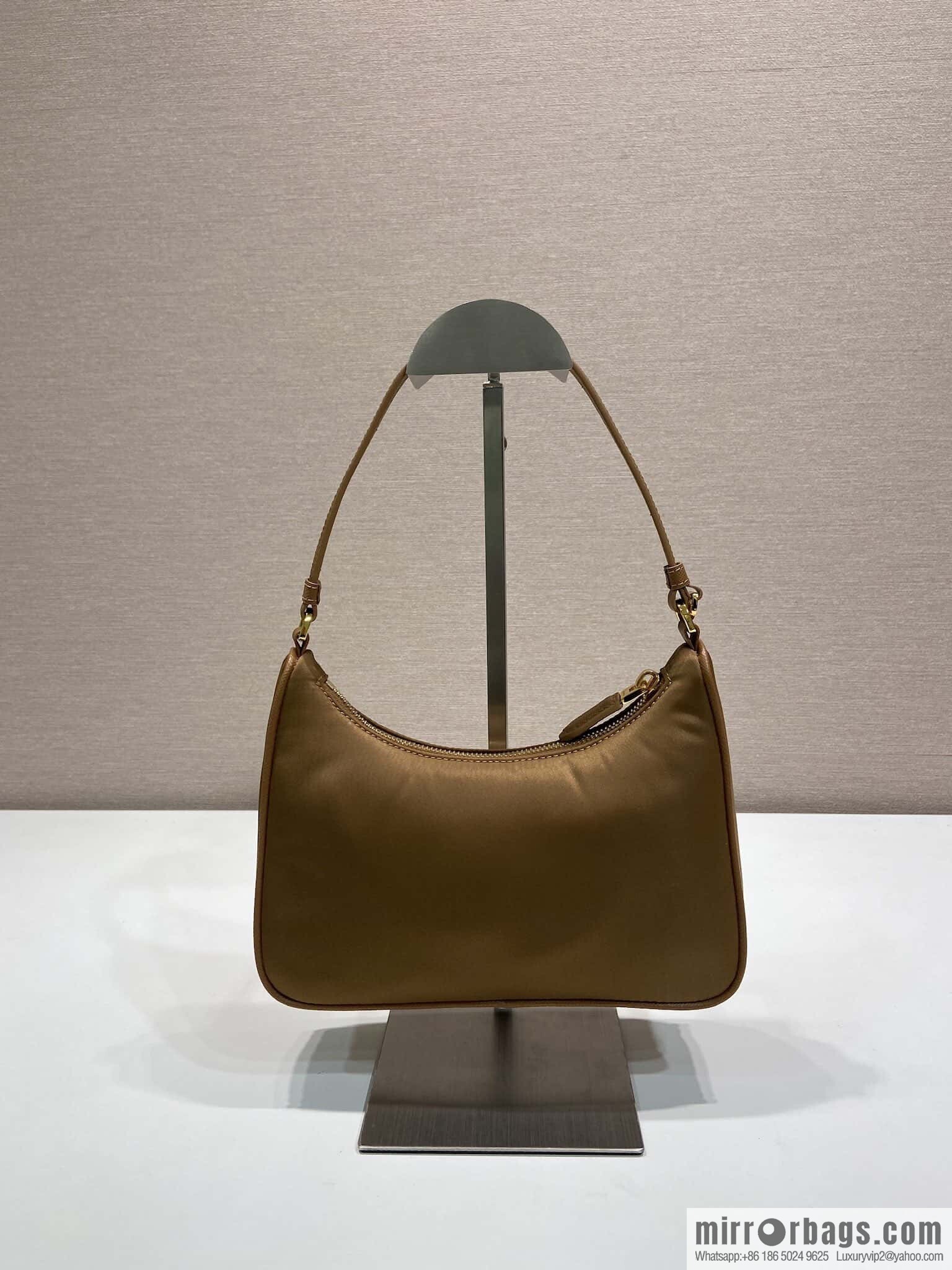 PRADA 🎉 Hobo 🎉 1N 204 M Gold Hardware🎉🎉