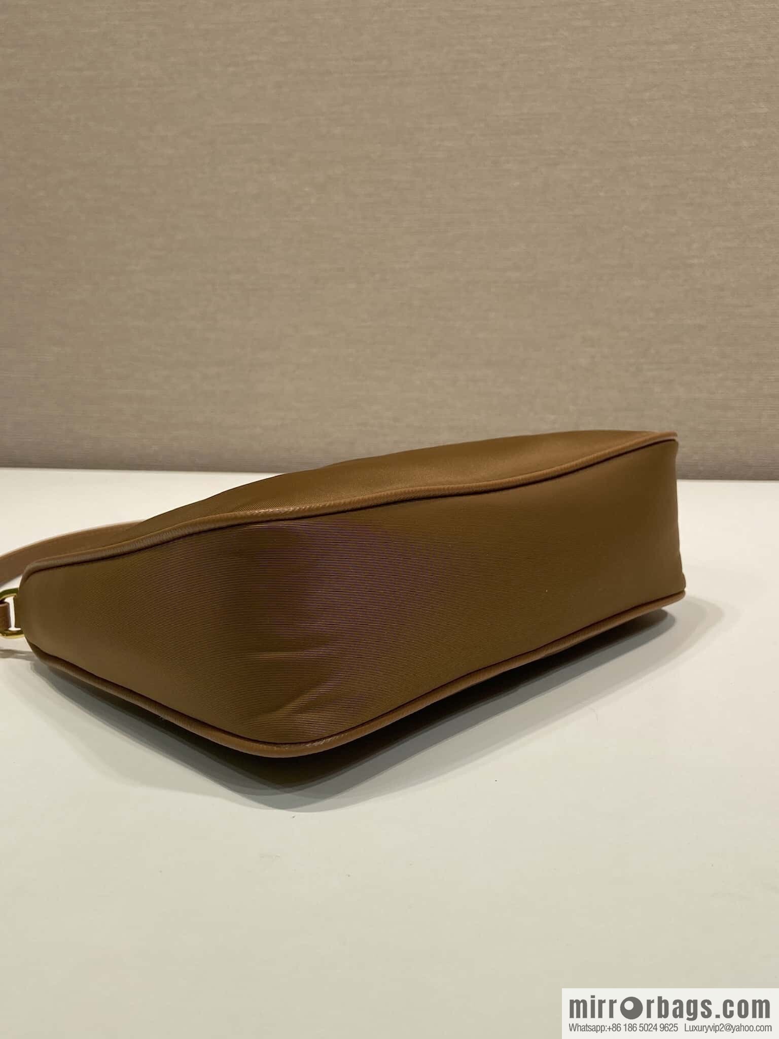 PRADA 🎉 Hobo 🎉 1N 204 M Gold Hardware🎉🎉