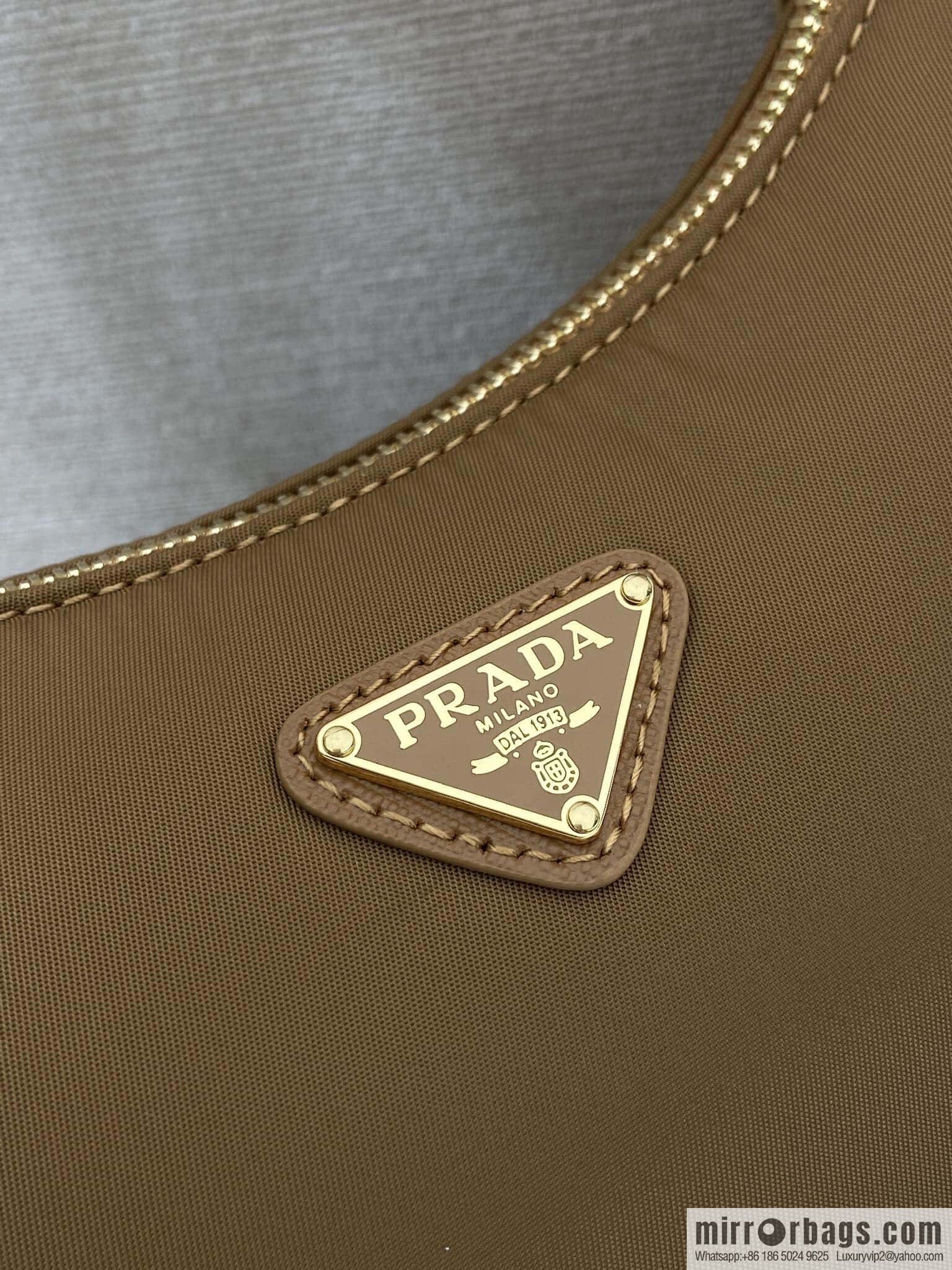 PRADA 🎉 Hobo 🎉 1N 204 M Gold Hardware🎉🎉