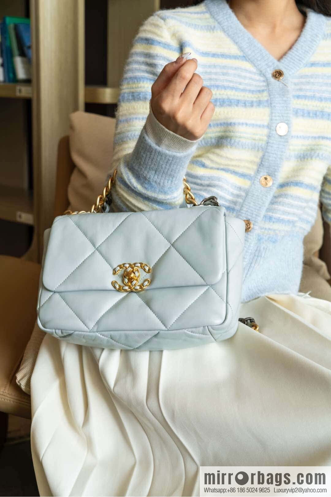 CHANEL 𝟏𝟗𝐛𝐚𝐠 light blue, small 🐳 AS1160