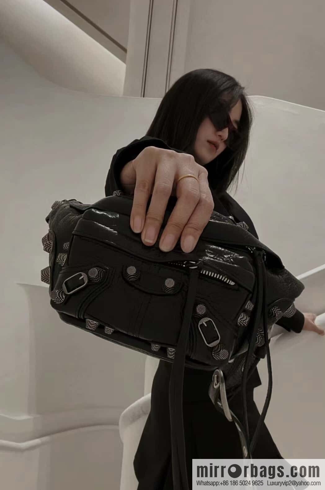 𝐁𝐚𝐥𝐞𝐧𝐜𝐢𝐚𝐠 𝐜𝐚𝐠𝐨𝐥𝐞｜ breast bag [oil wax black] 742014