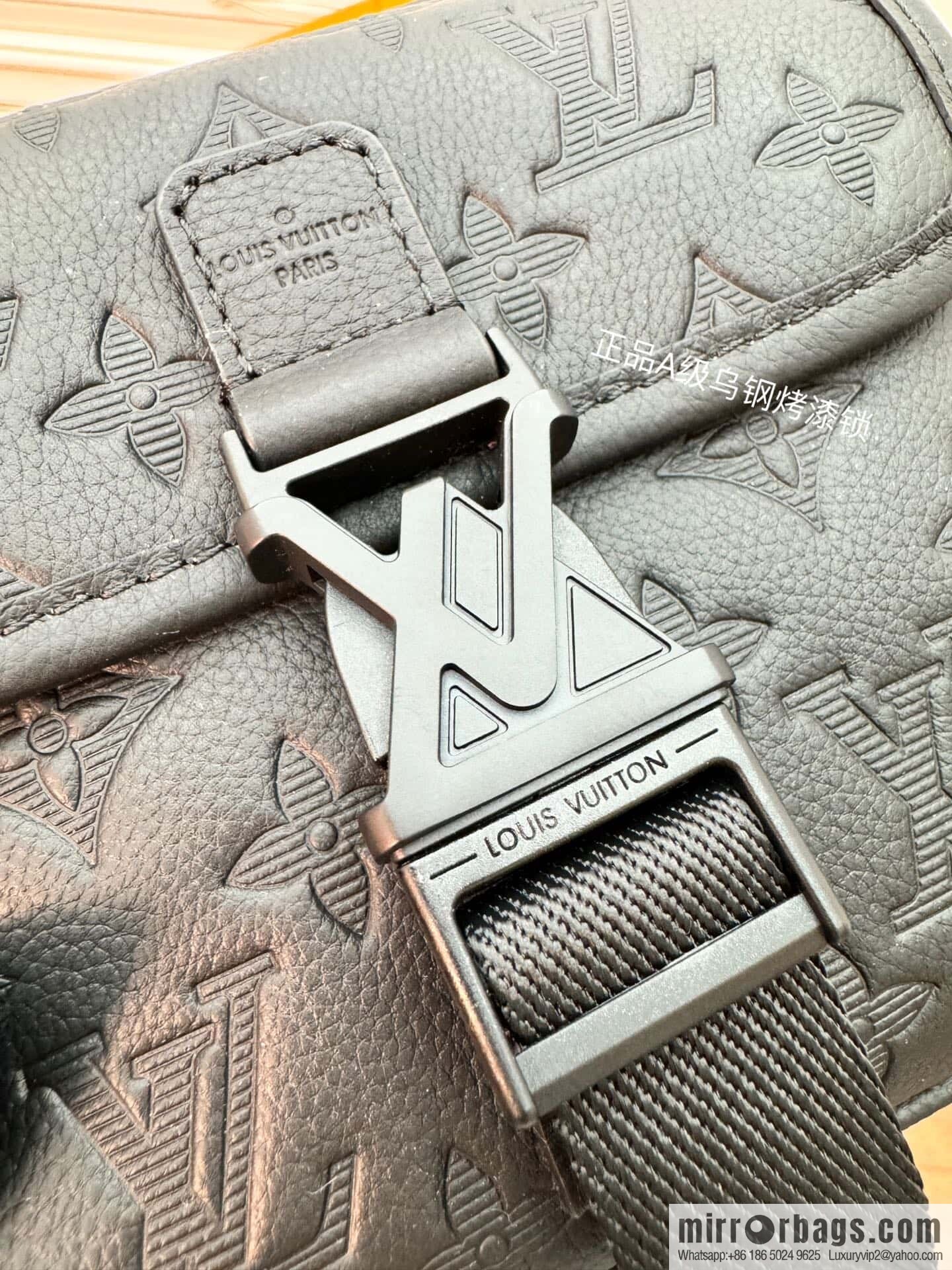 LV M12516 Getaway Messenger