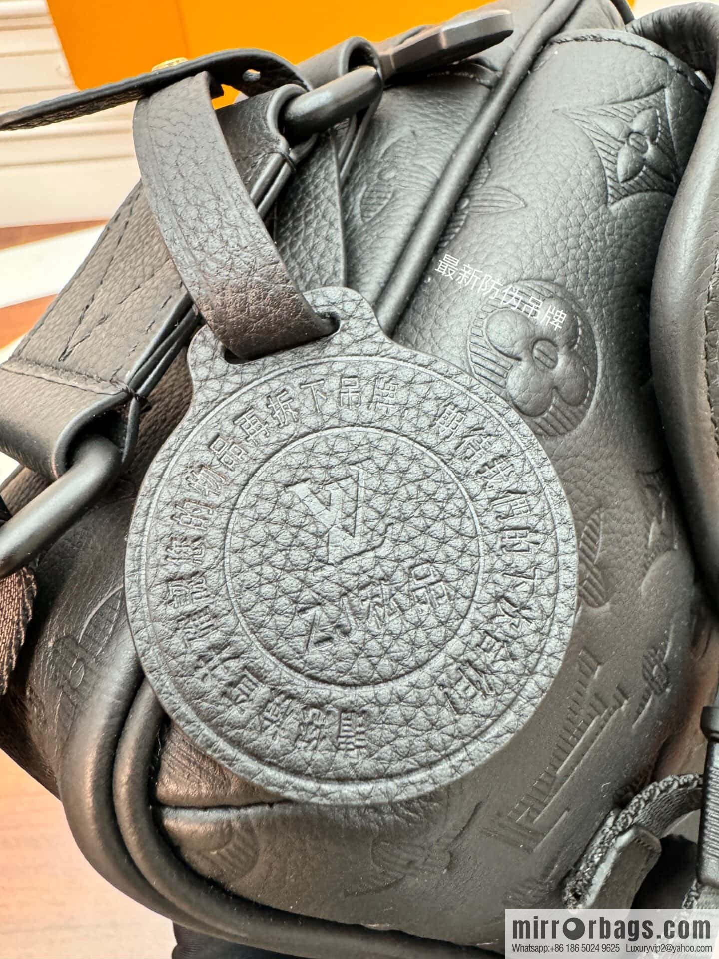 LV M12516 Getaway Messenger