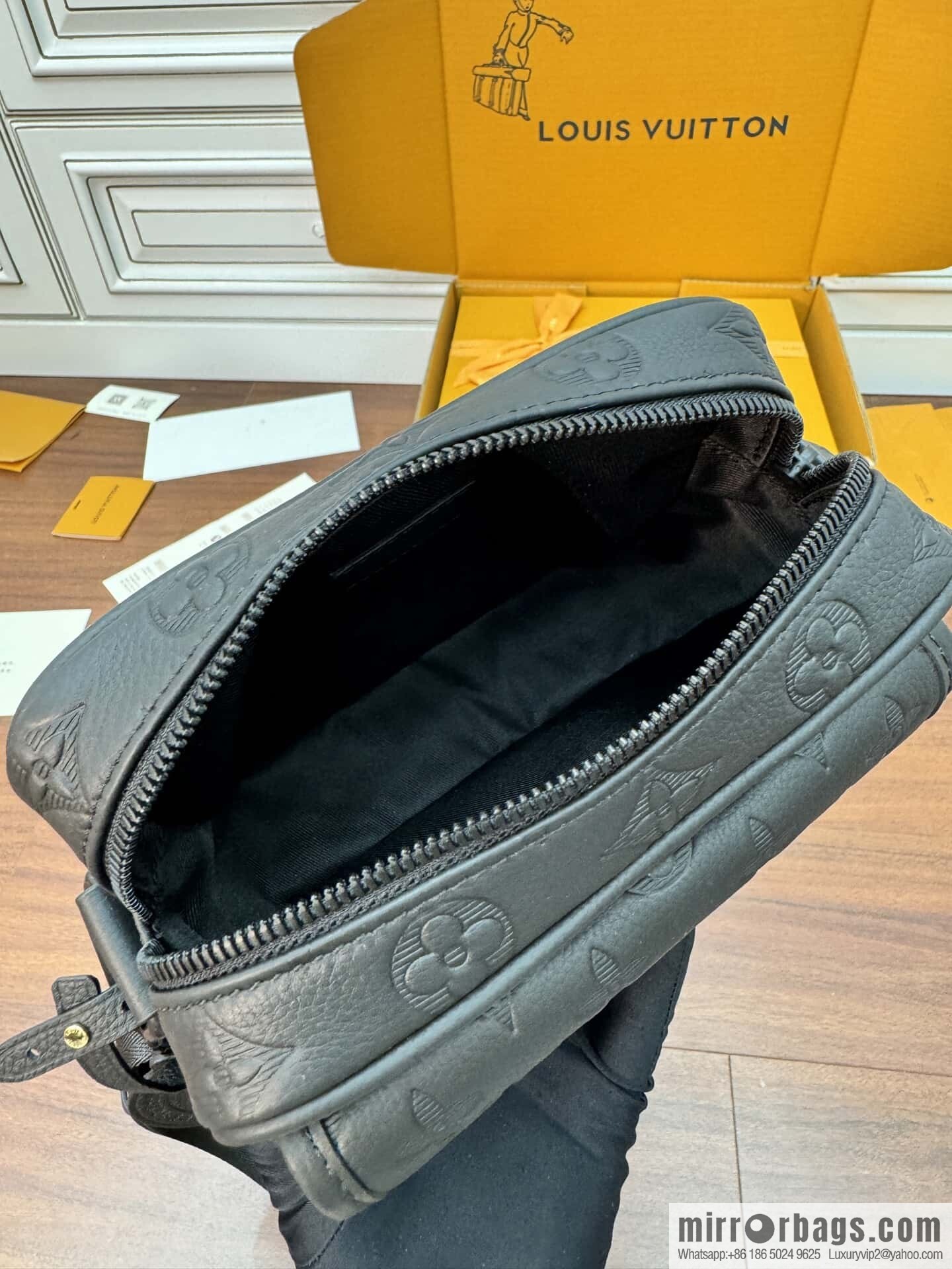 LV M12516 Getaway Messenger