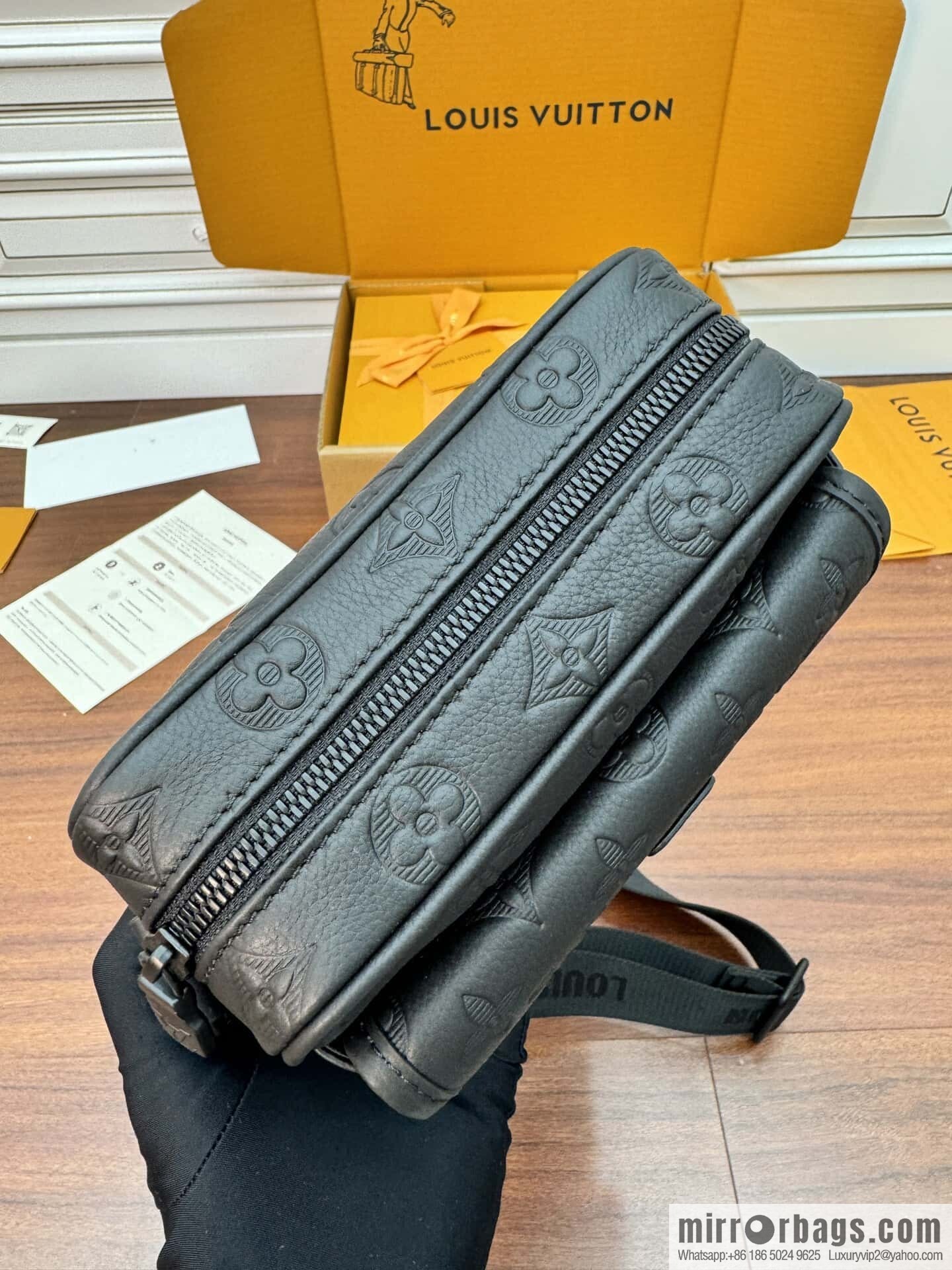 LV M12516 Getaway Messenger
