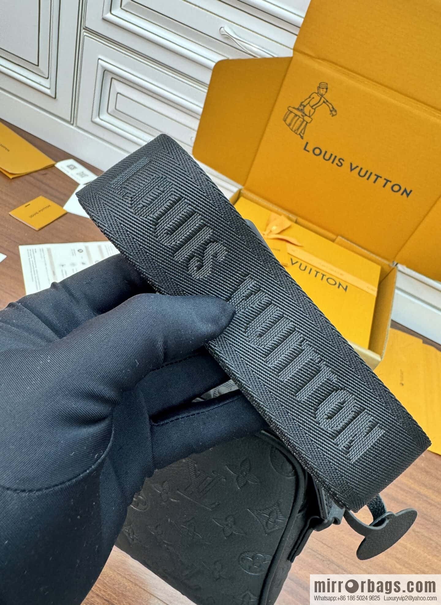 LV M12516 Getaway Messenger
