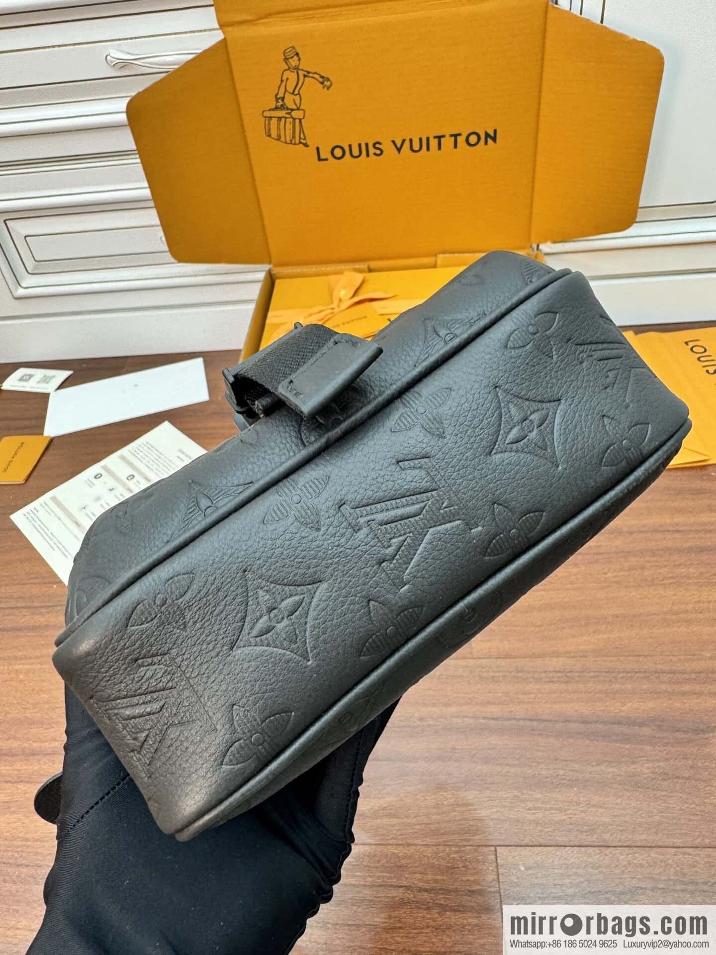 LV M12516 Getaway Messenger