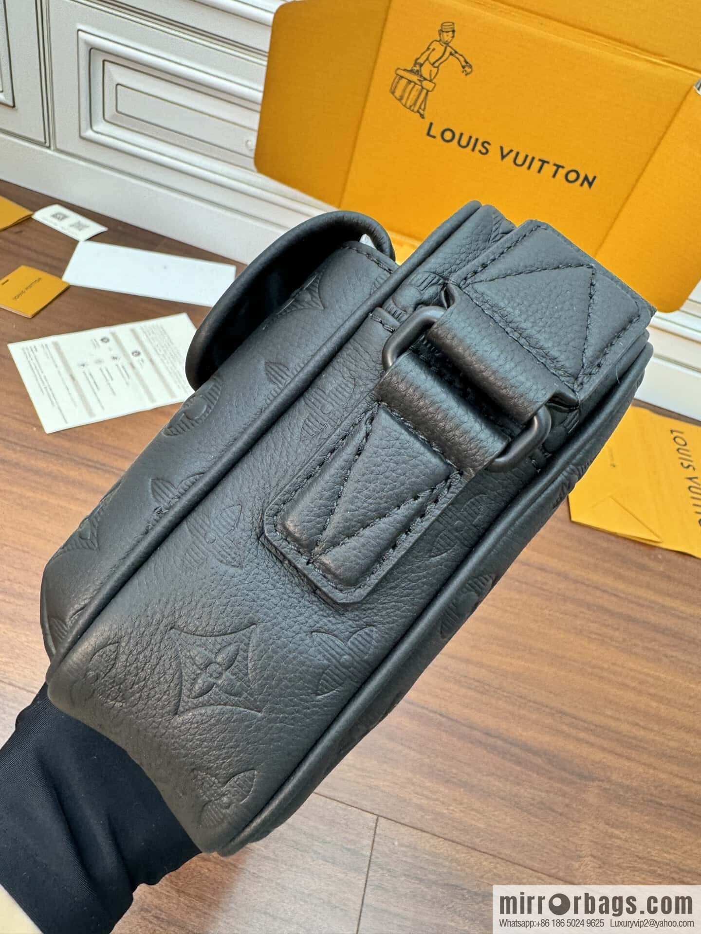 LV M12516 Getaway Messenger
