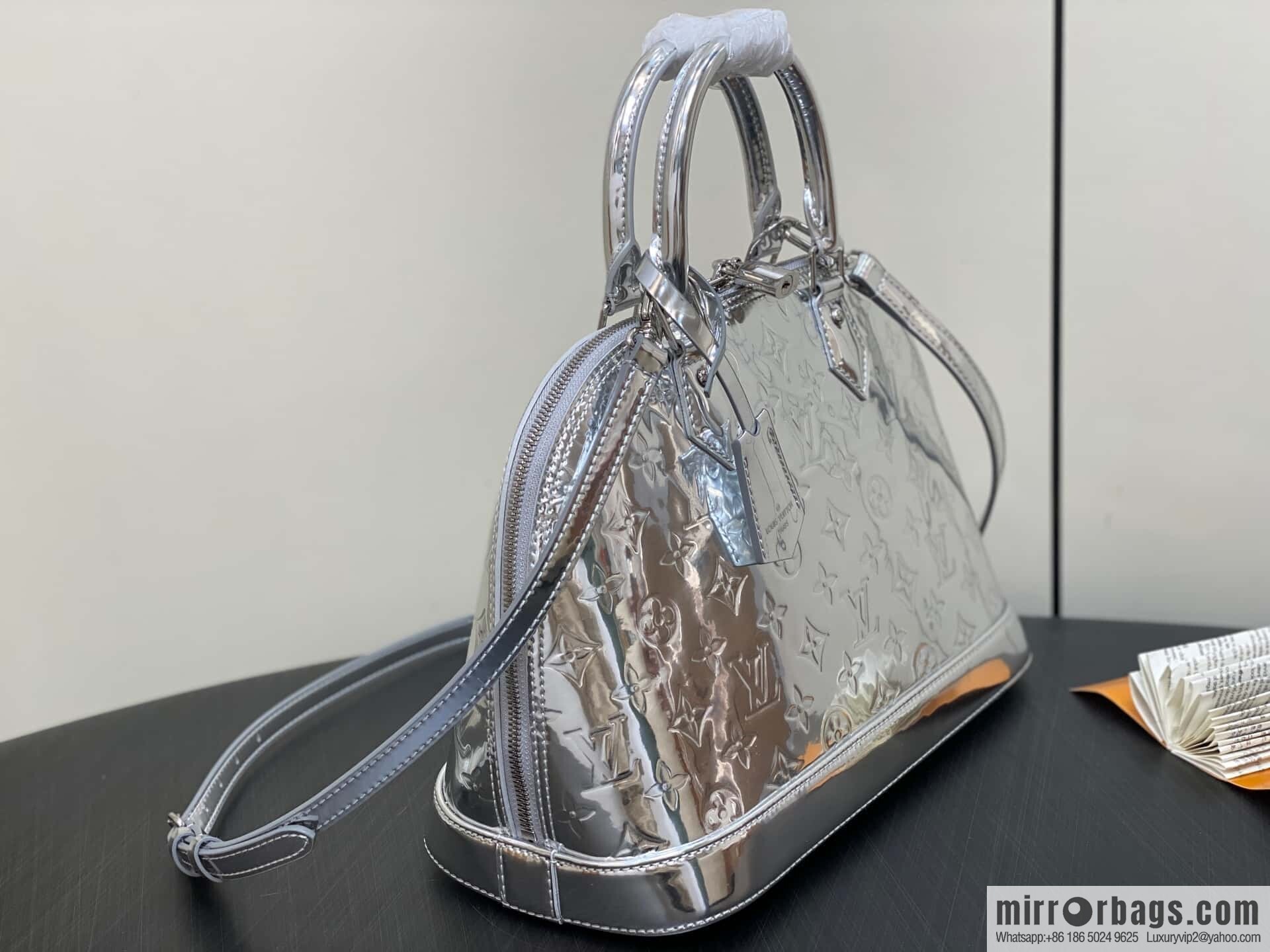 [Original order boutique] M40301 silver patent leather, shell bag series alma medium handbag