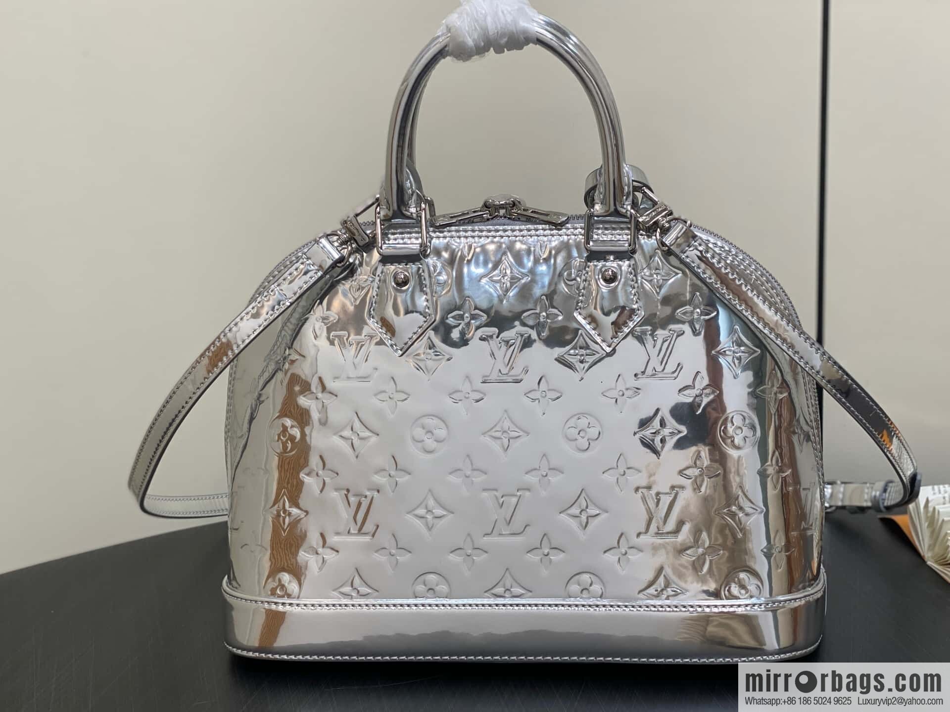 [Original order boutique] M40301 silver patent leather, shell bag series alma medium handbag