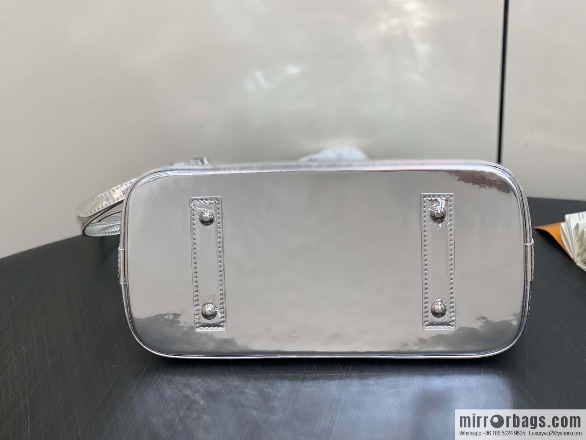 [Original order boutique] M40301 silver patent leather, shell bag series alma medium handbag