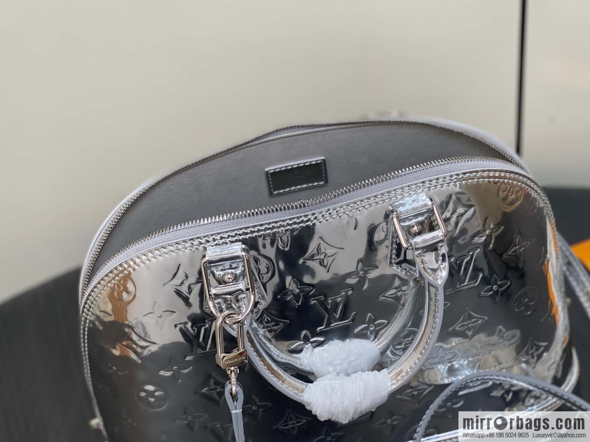 [Original order boutique] M40301 silver patent leather, shell bag series alma medium handbag