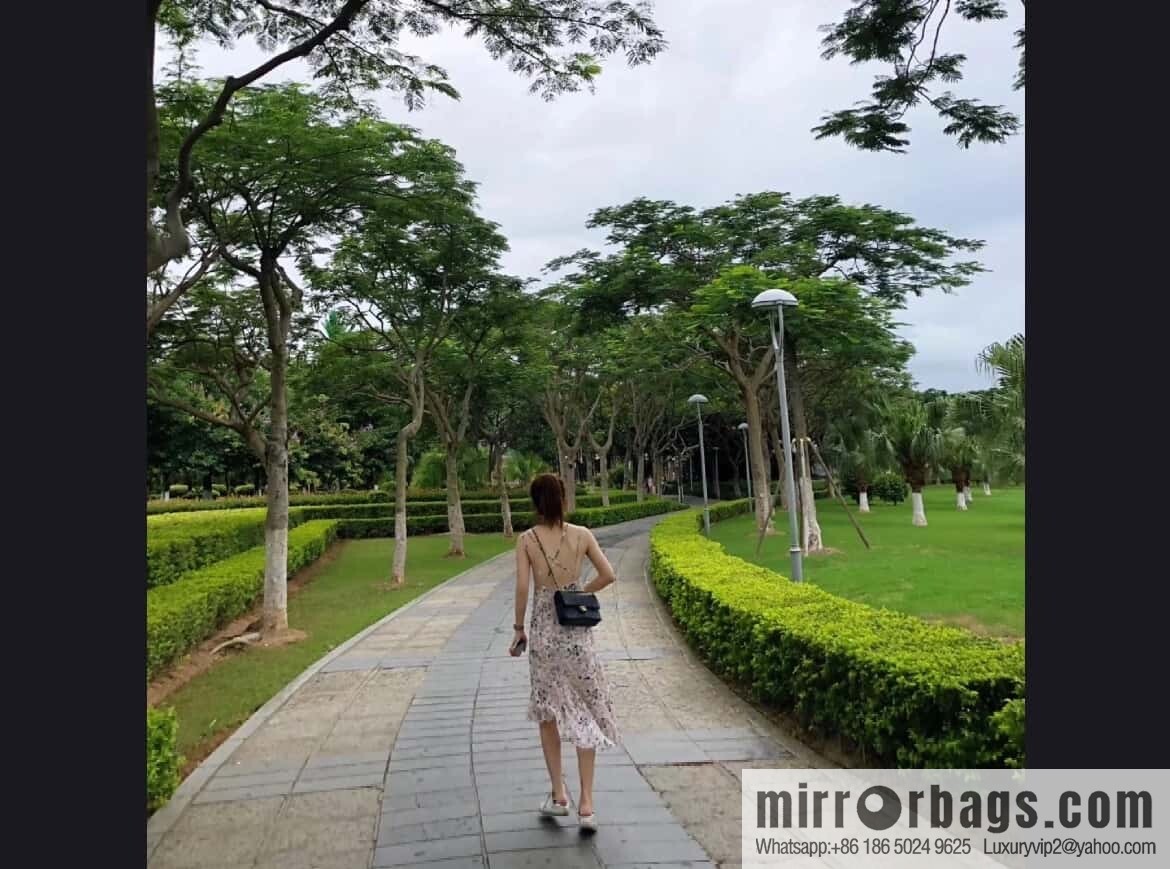 ℂ𝔽 𝗖𝗹𝗮𝘀𝘀𝗶𝗰 𝗙𝗹𝗮𝗽 | Original Caviar 🐂 Medium, Black Silver 🖤 A01112