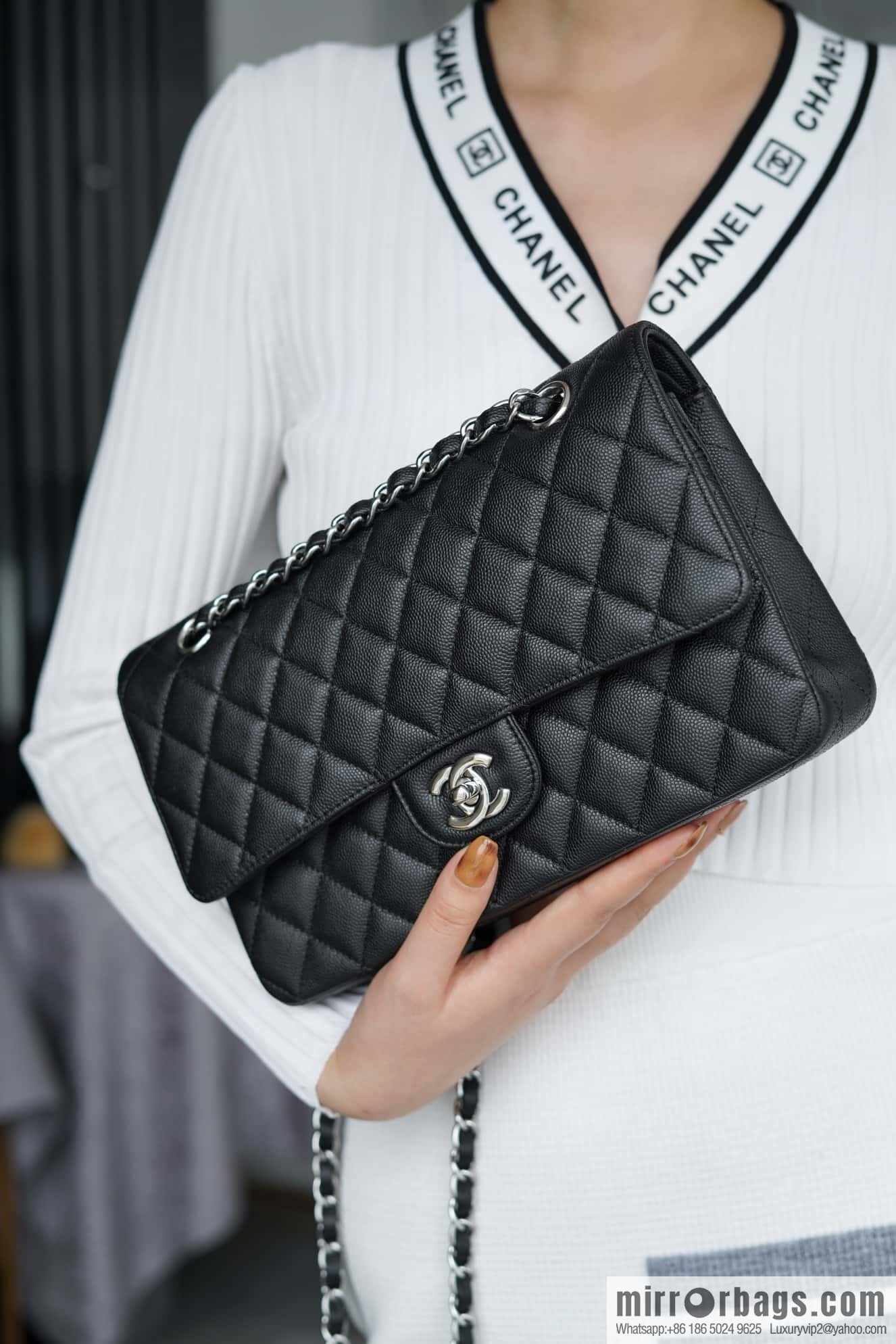 ℂ𝔽 𝗖𝗹𝗮𝘀𝘀𝗶𝗰 𝗙𝗹𝗮𝗽 | Original Caviar 🐂 Medium, Black Silver 🖤 A01112