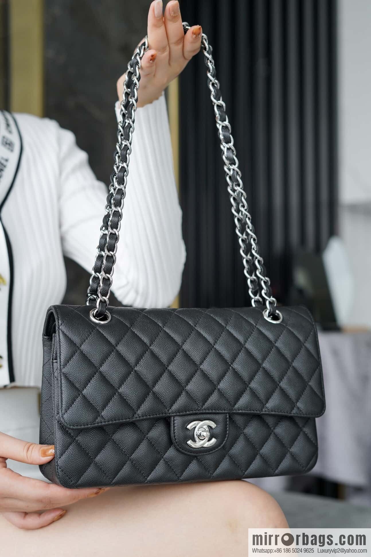 ℂ𝔽 𝗖𝗹𝗮𝘀𝘀𝗶𝗰 𝗙𝗹𝗮𝗽 | Original Caviar 🐂 Medium, Black Silver 🖤 A01112