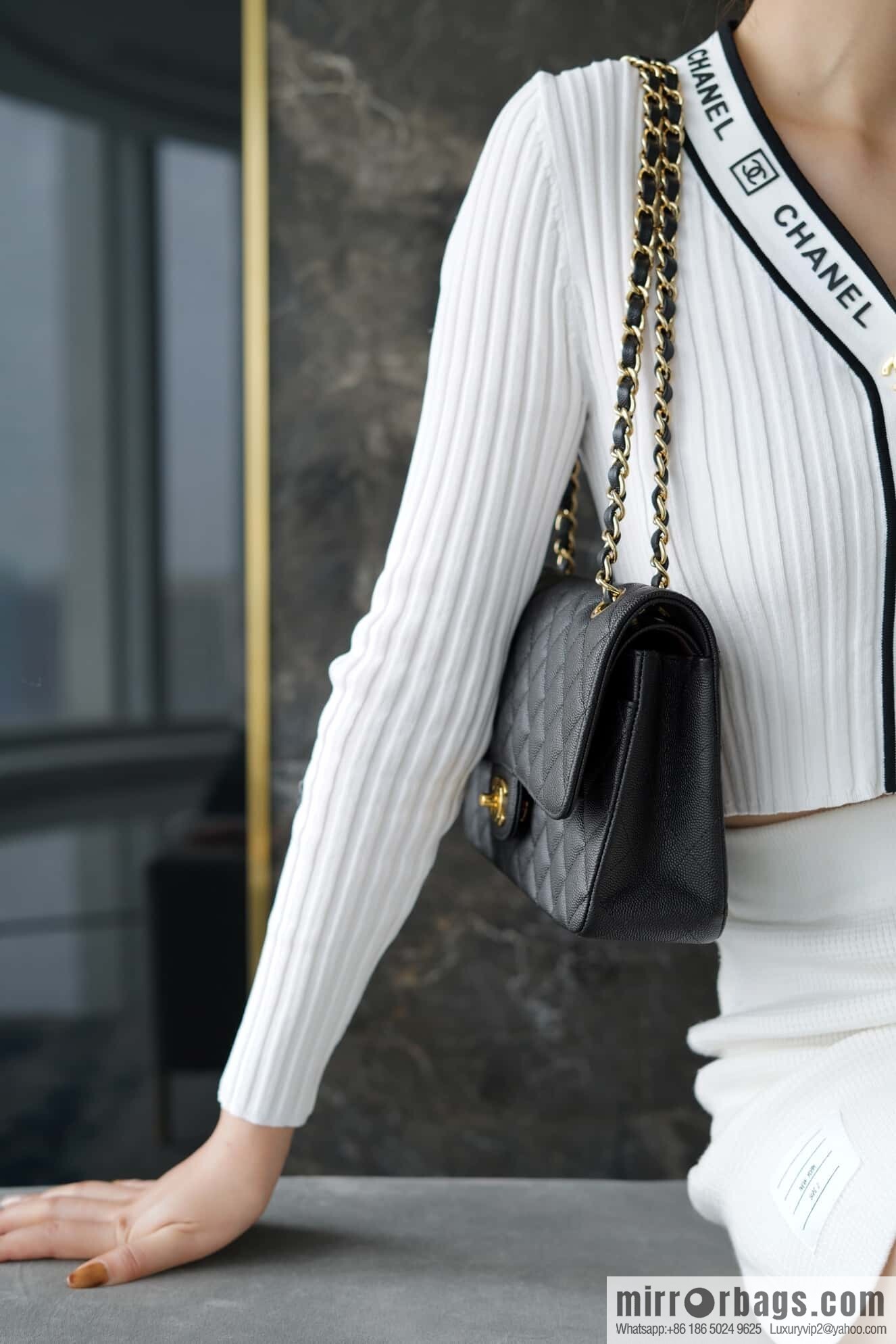 ℂ𝔽 𝗖𝗹𝗮𝘀𝘀𝗶𝗰 𝗙𝗹𝗮𝗽 | original caviar 🐂 medium, black gold 🖤 A01112