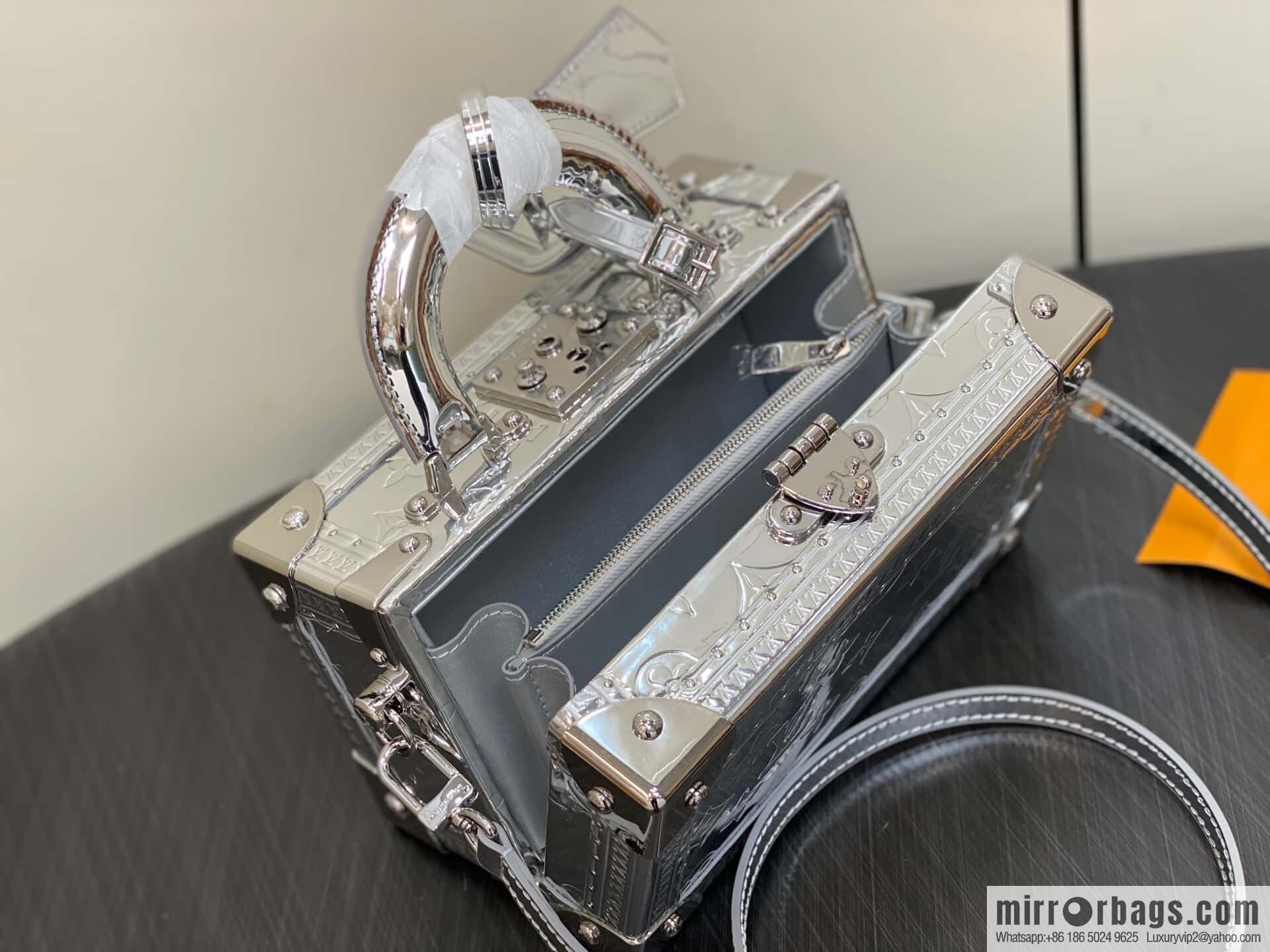 [Original order boutique] M45673 silver patent leather, box bag box series Coffret Trésor 20 hard case, in the 2021 spring and summer series