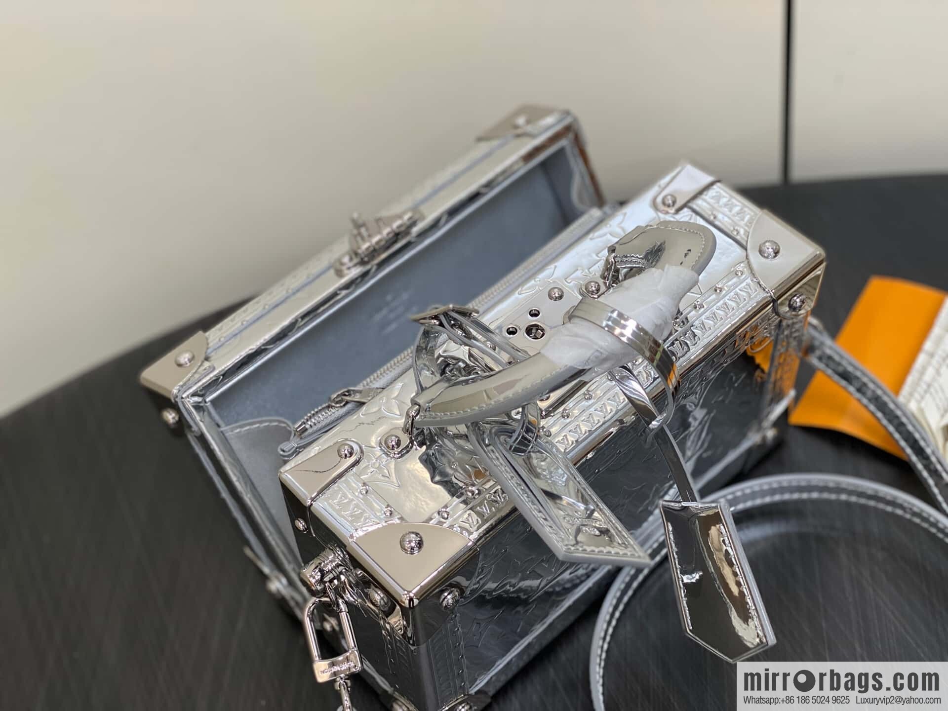 [Original order boutique] M45673 silver patent leather, box bag box series Coffret Trésor 20 hard case, in the 2021 spring and summer series