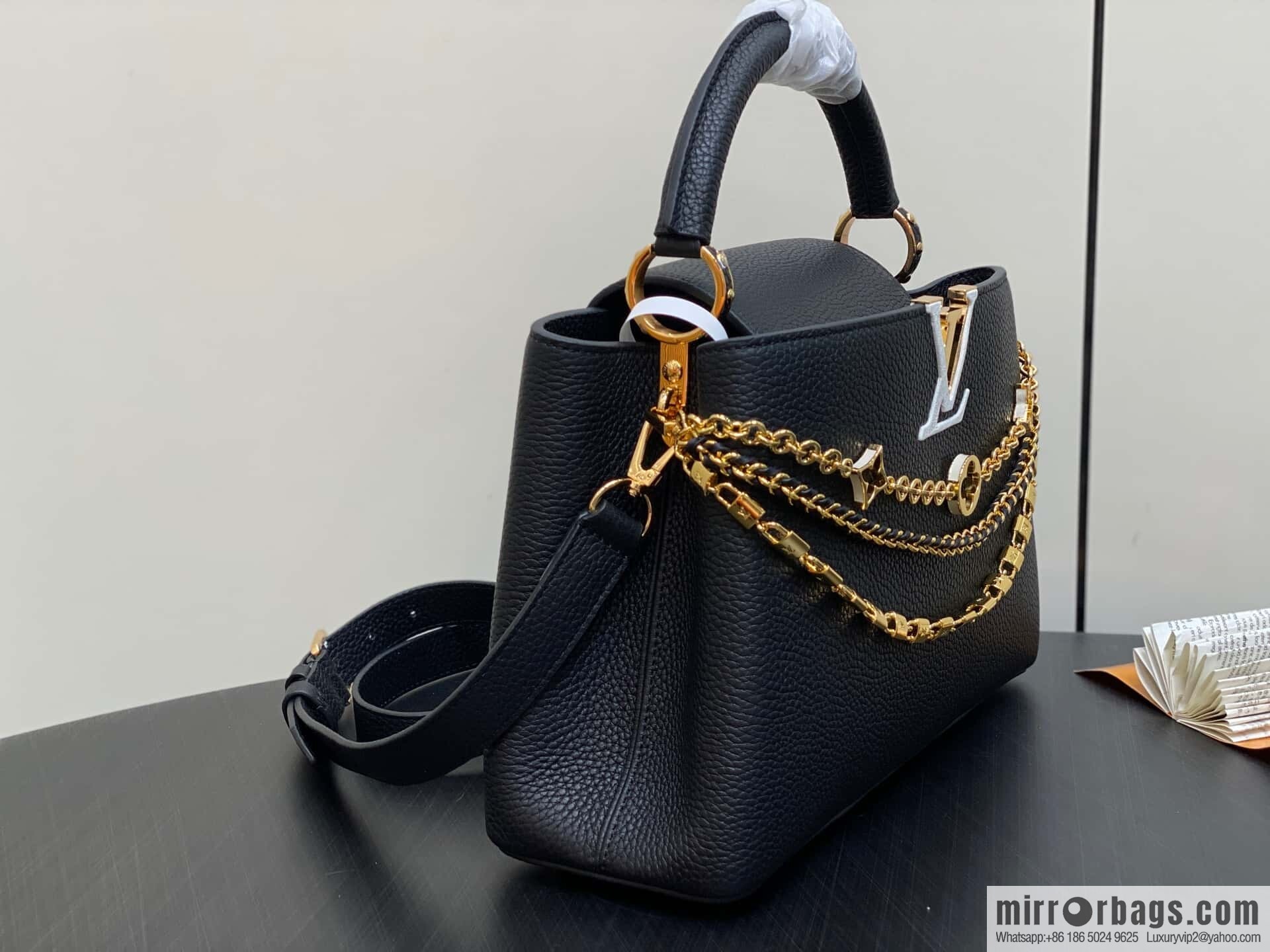 [Original order boutique] M12345 black full leather cap that English Capucines medium handbag