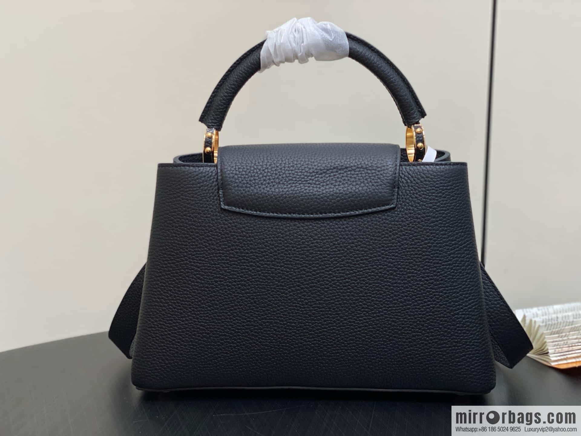 [Original order boutique] M12345 black full leather cap that English Capucines medium handbag