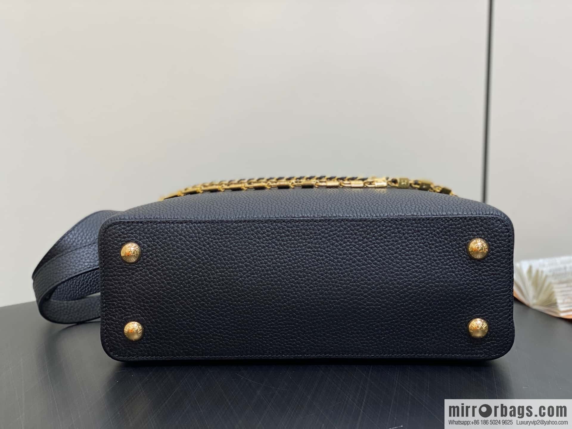 [Original order boutique] M12345 black full leather cap that English Capucines medium handbag