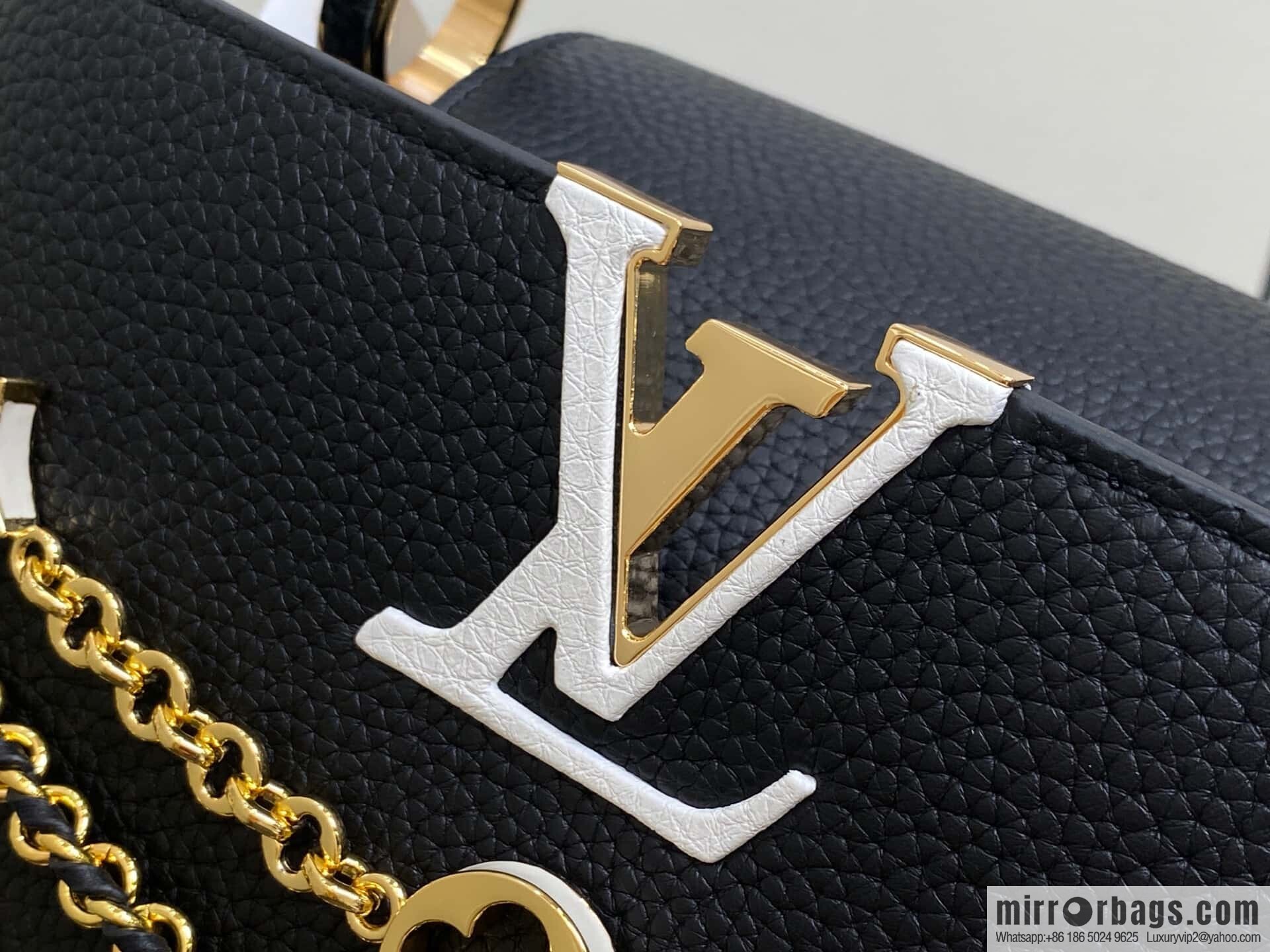 [Original order boutique] M12345 black full leather cap that English Capucines medium handbag