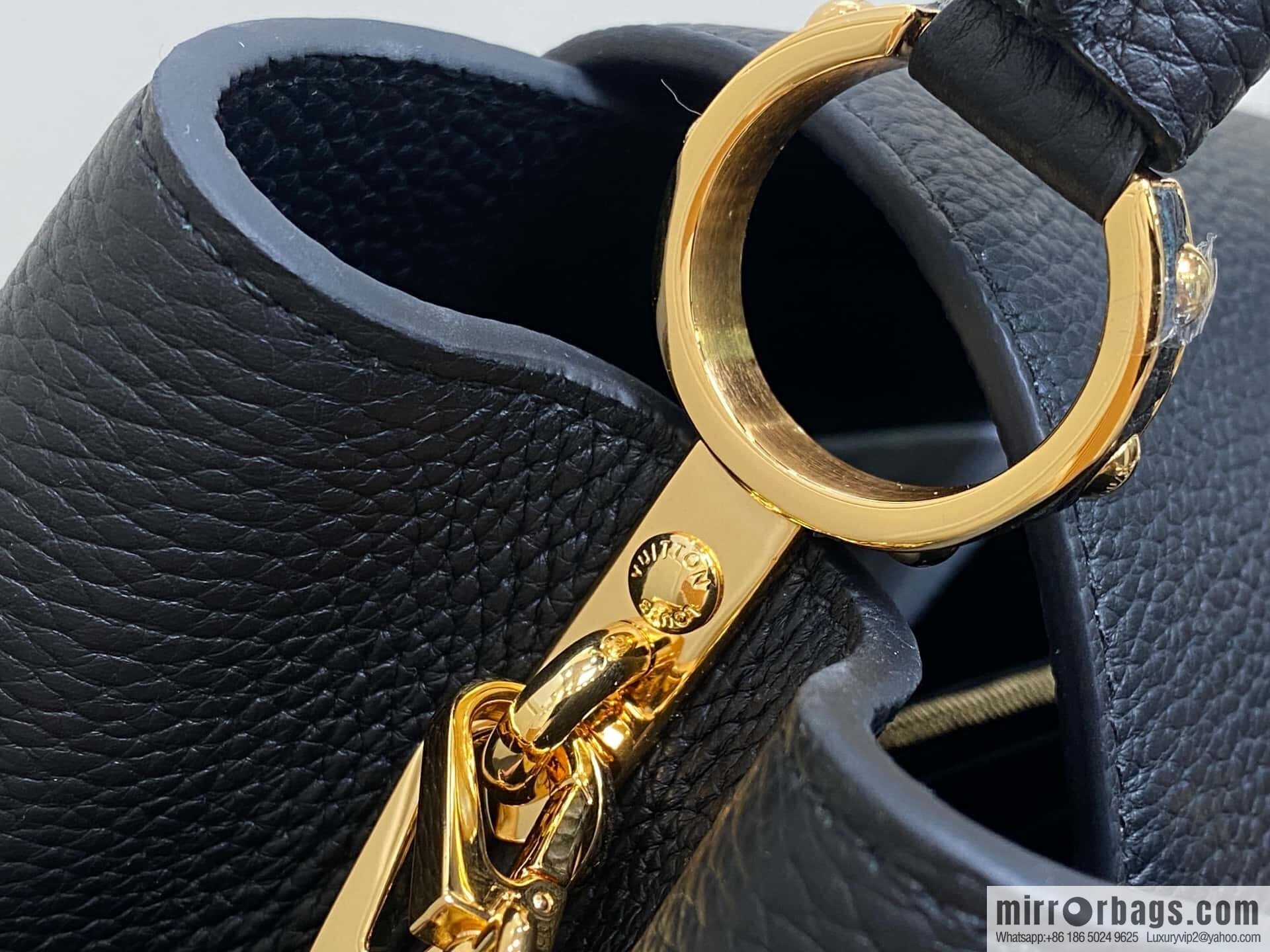 [Original order boutique] M12345 black full leather cap that English Capucines medium handbag
