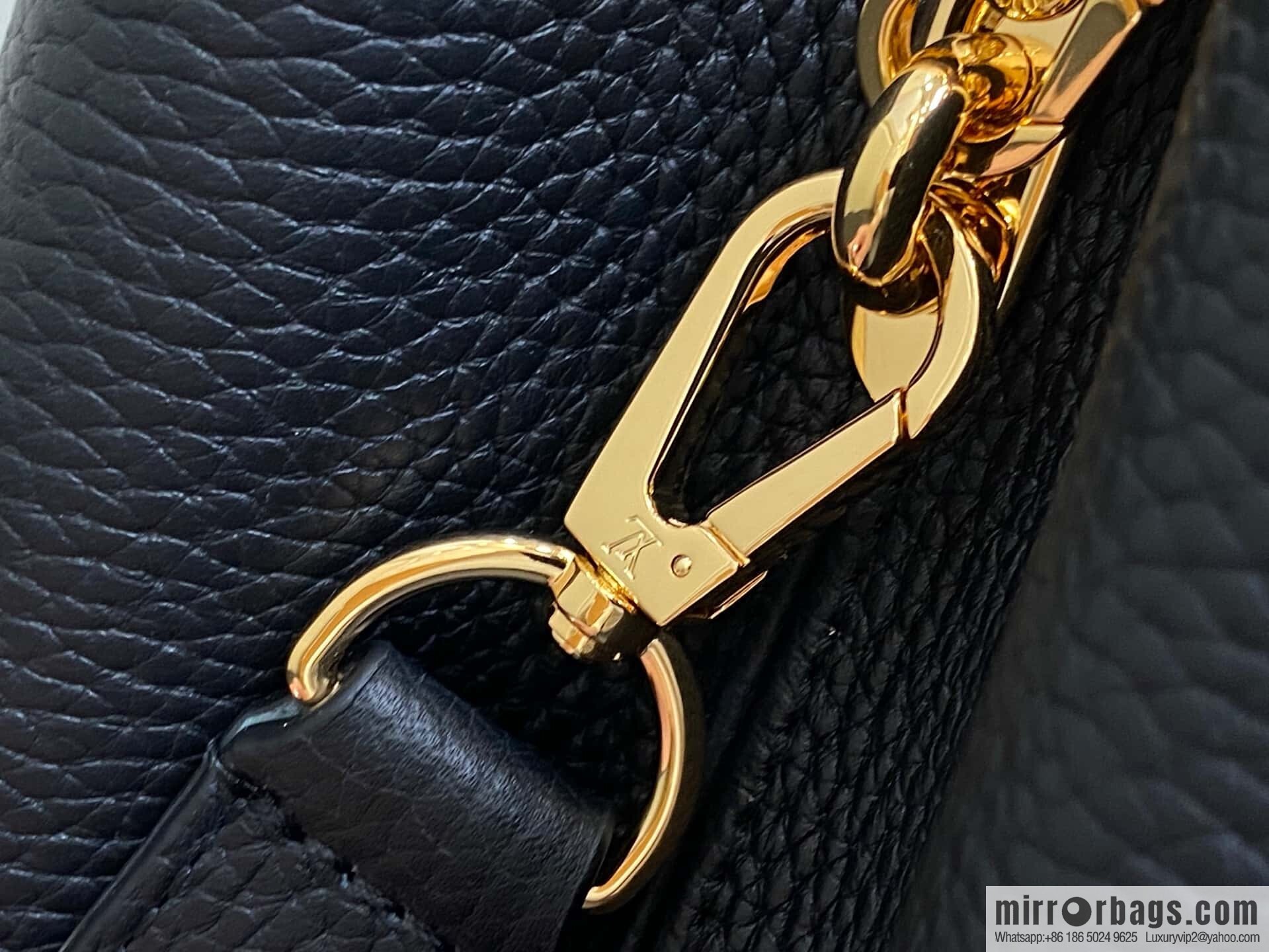 [Original order boutique] M12345 black full leather cap that English Capucines medium handbag