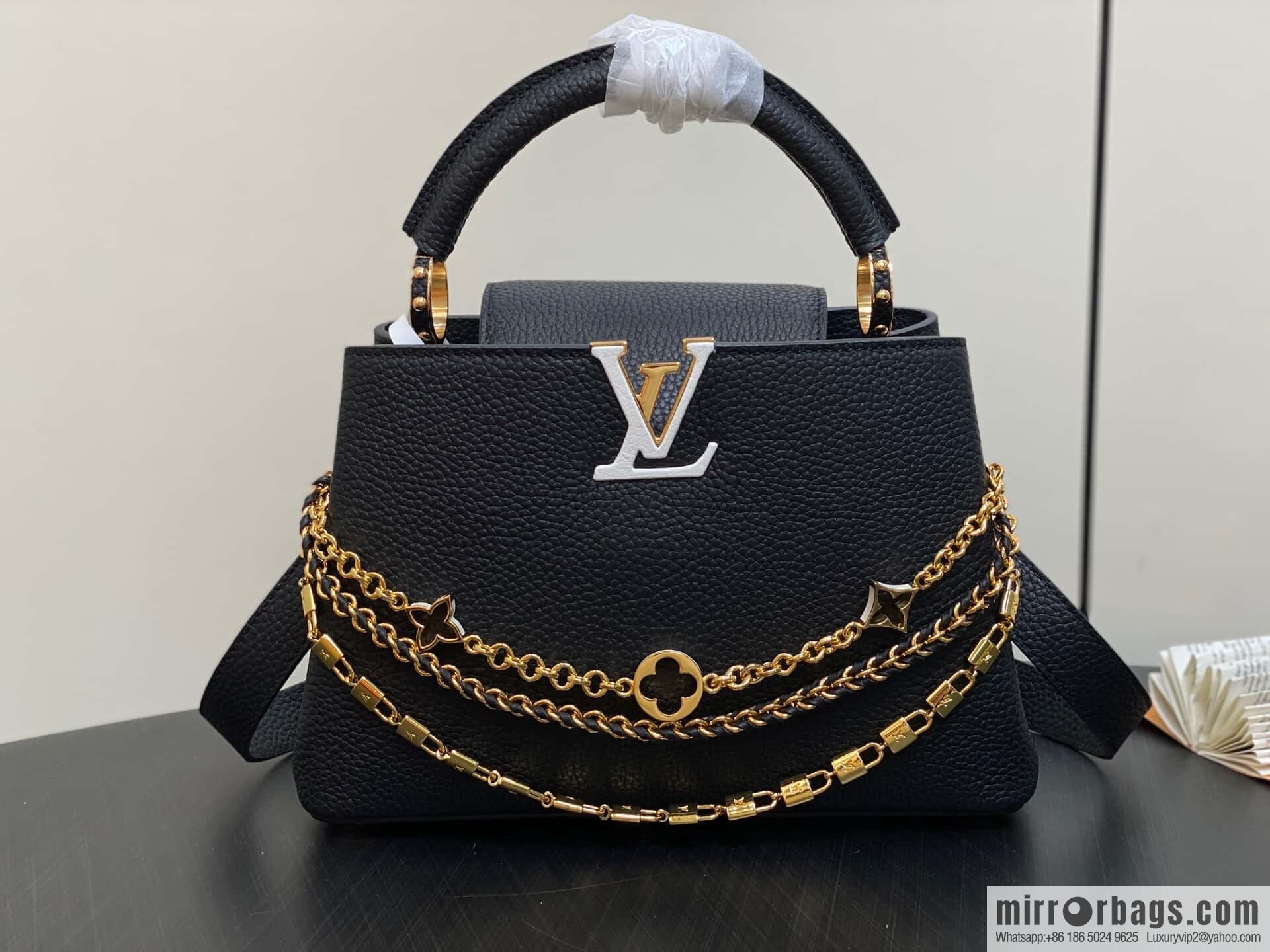[Original order boutique] M12345 black, full leather cap that British Capucines BB handbag