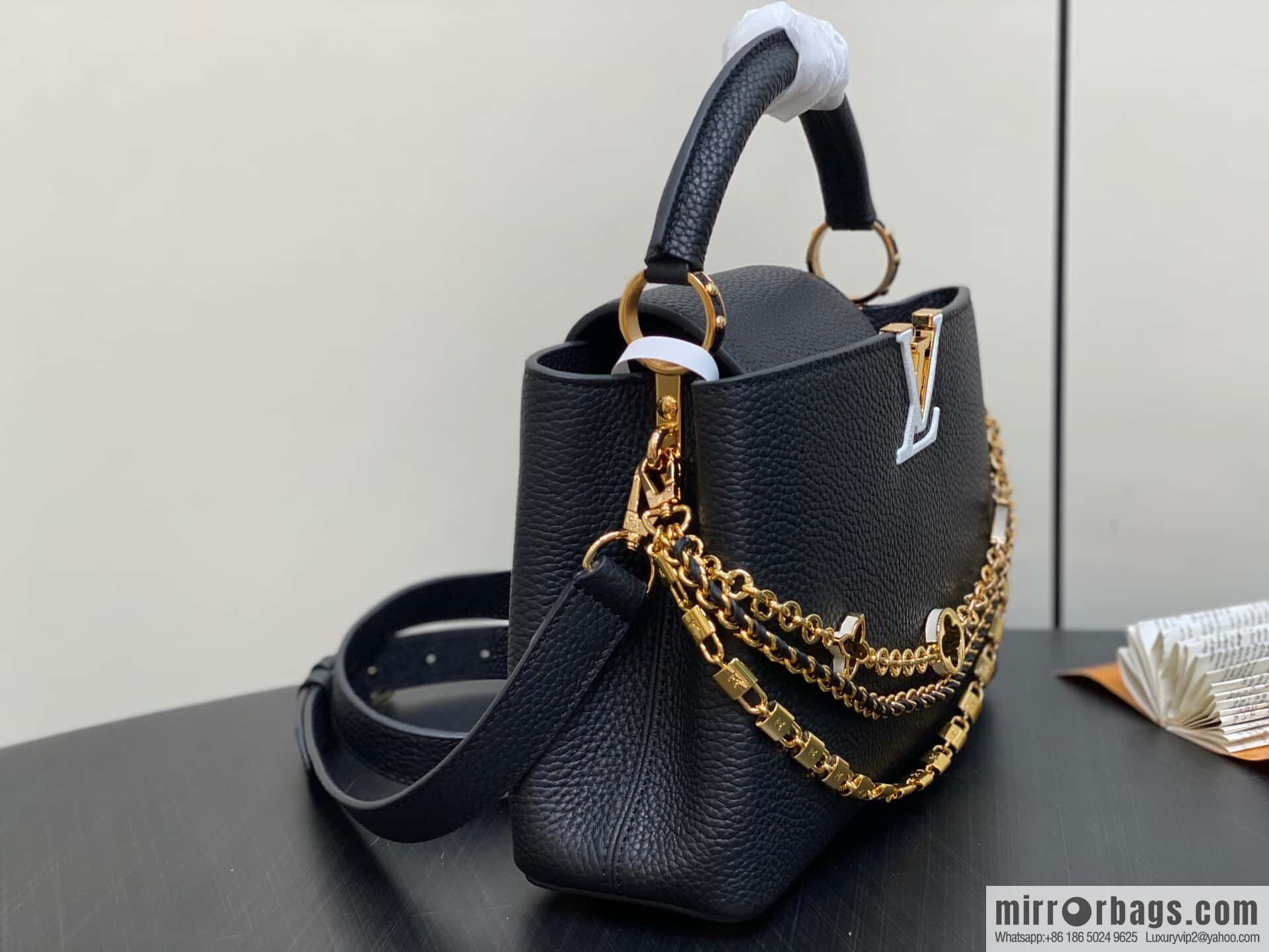 [Original order boutique] M12345 black, full leather cap that British Capucines BB handbag