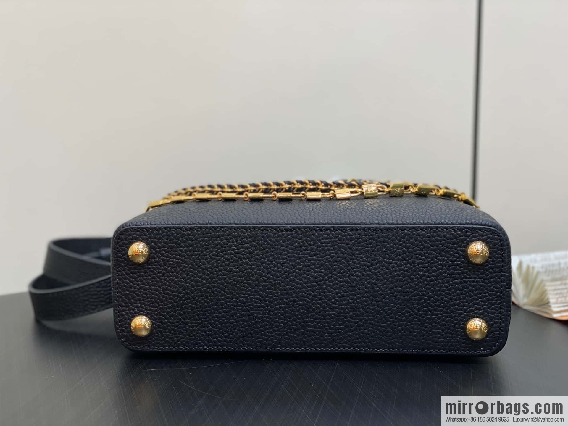 [Original order boutique] M12345 black, full leather cap that British Capucines BB handbag